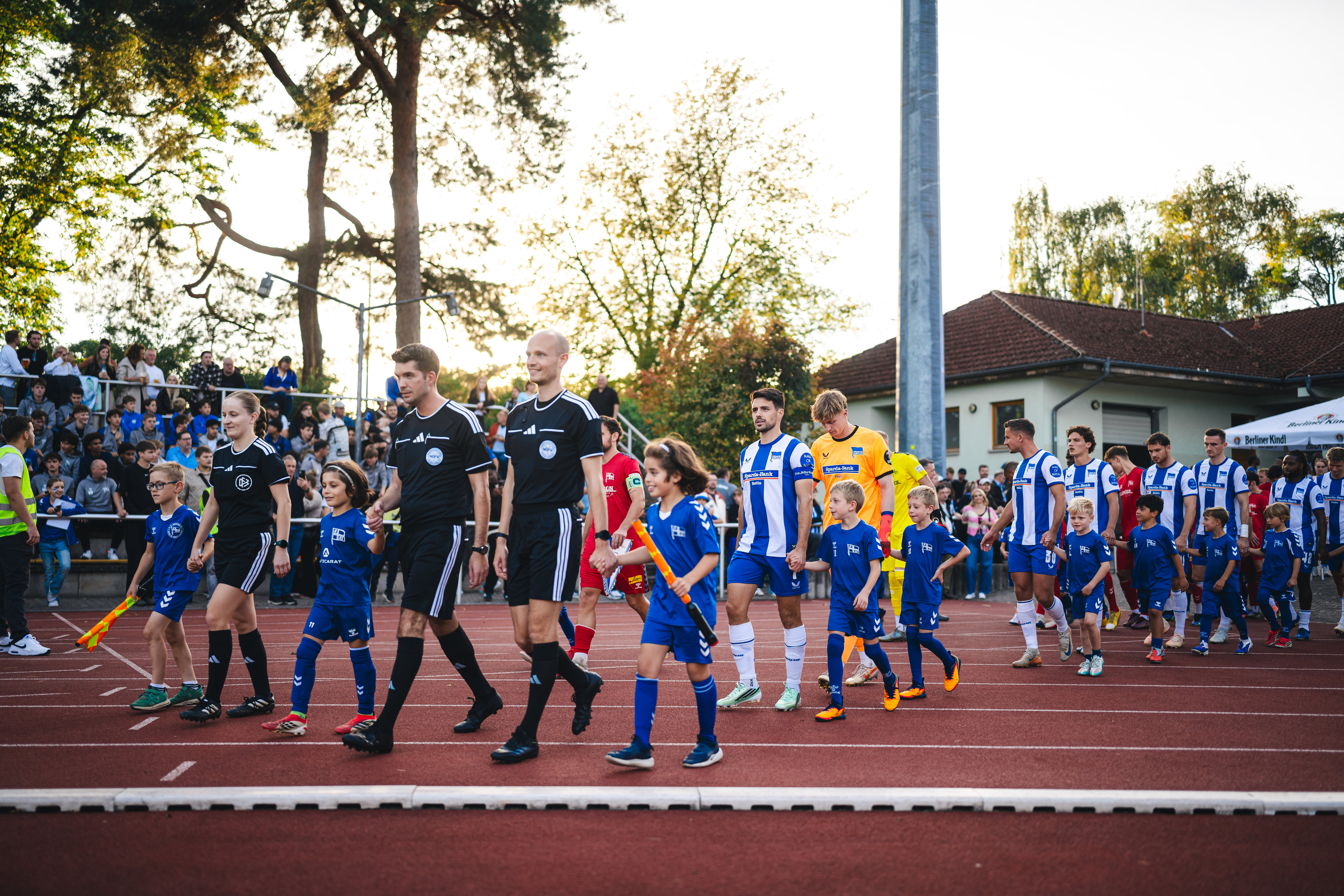 Die Spieler betreten das Feld.