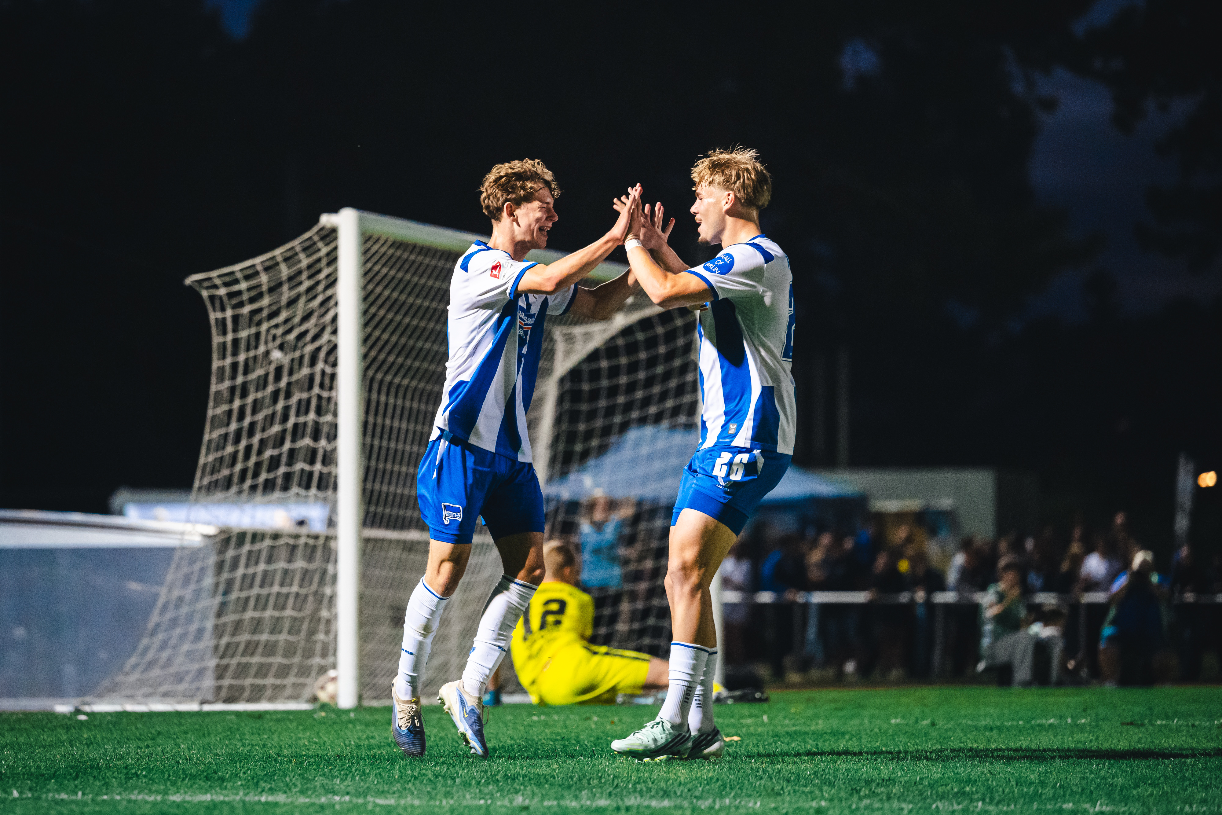 Pino Will und Niklas Hildebrandt bejubeln einen Treffer.