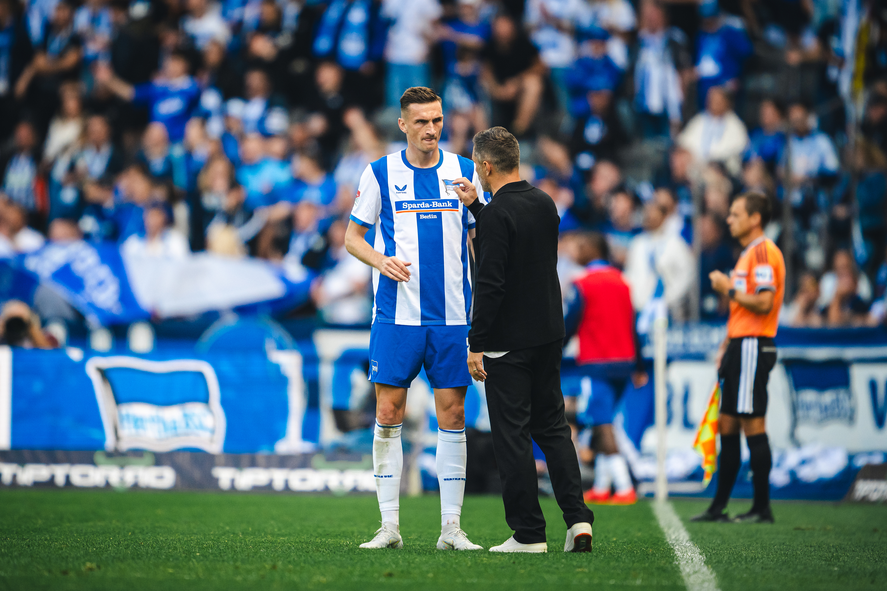 Stefan Leitl gibt Anweisungen an Niklas Kolbe.