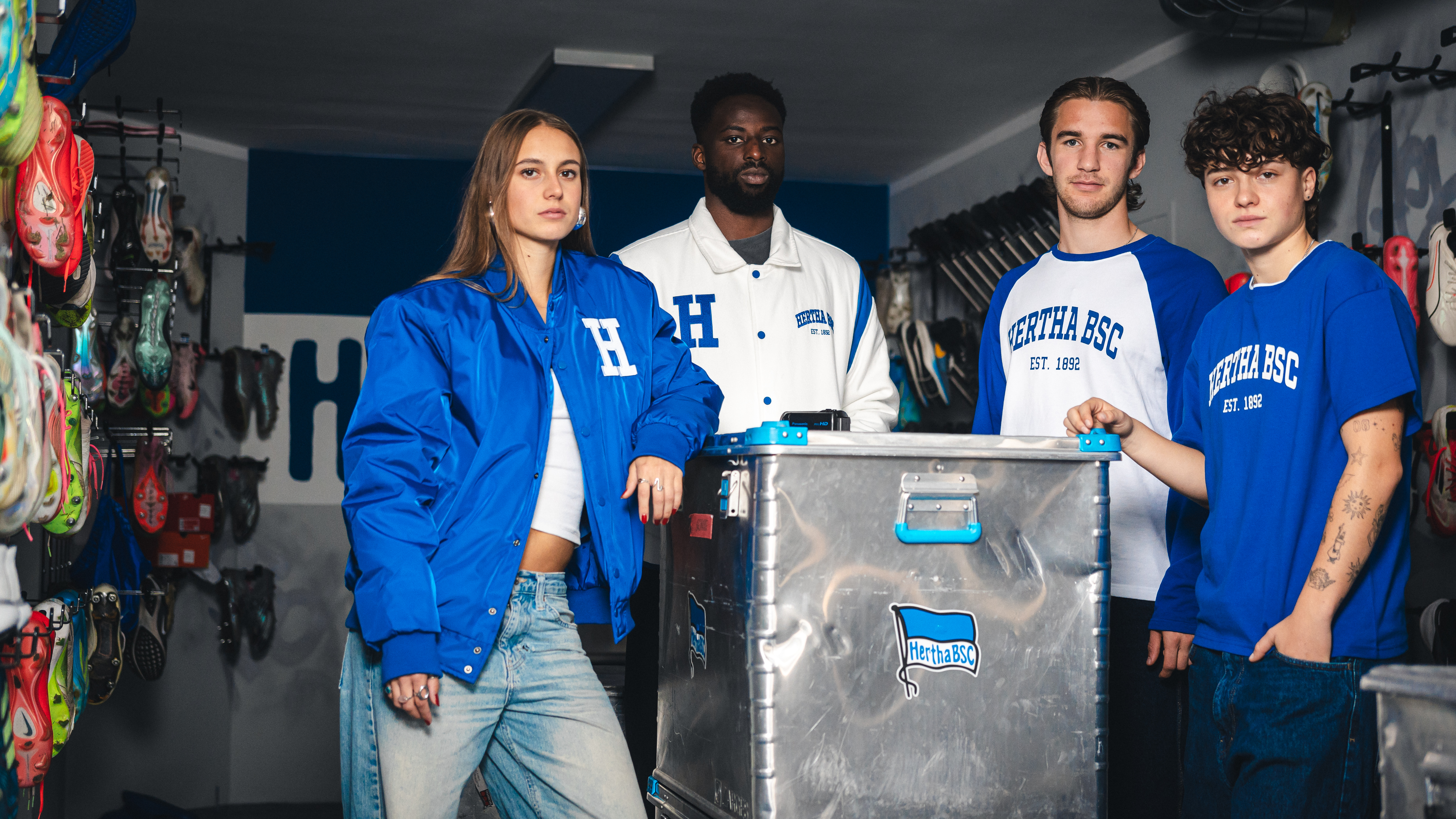 Lotte Reimold, Mustafa Kourouma, Sebastian Weiland und Elly Böttcher in Teilen der College-Kollektion.