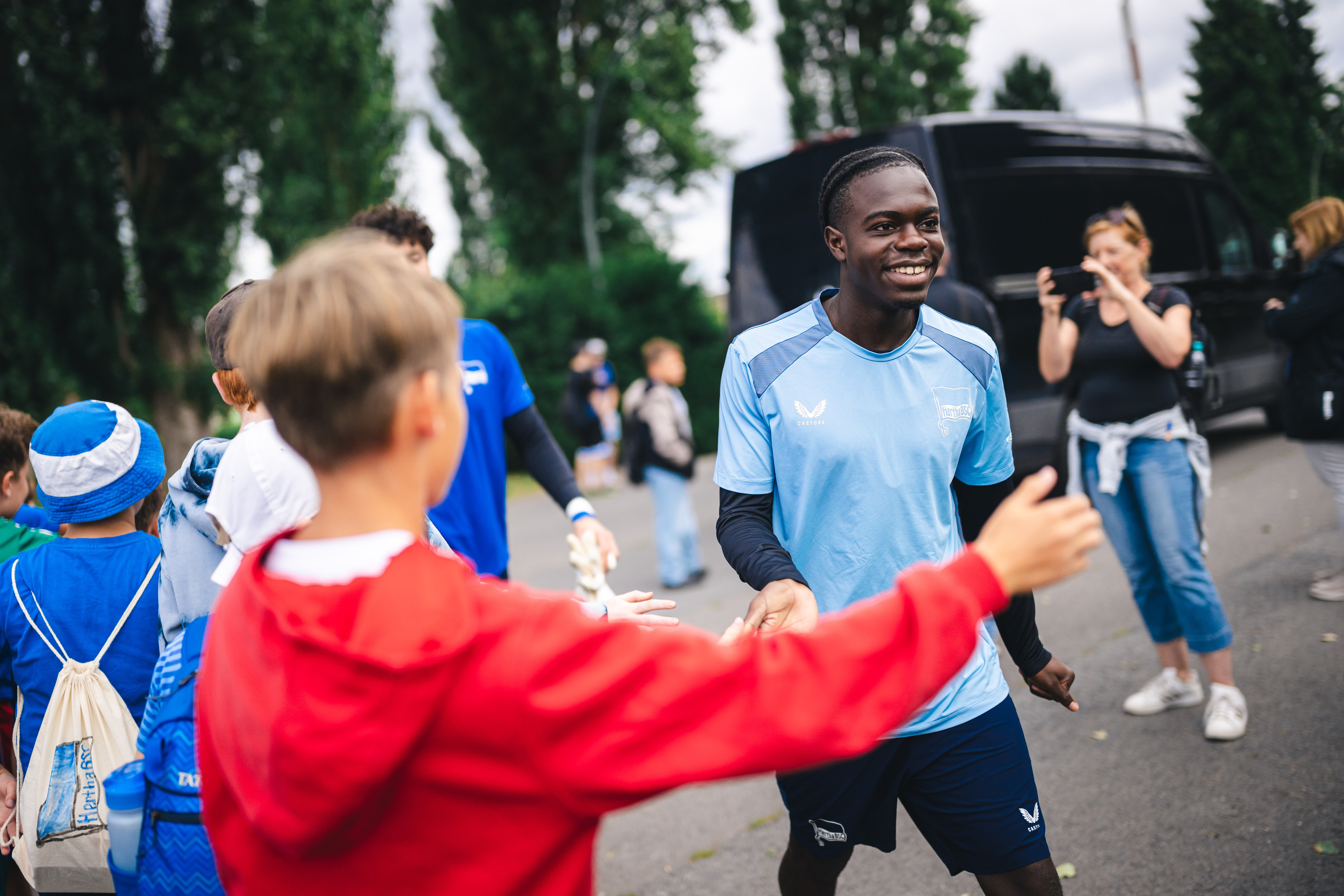 Boris Mamuzah Lum mit Fans.