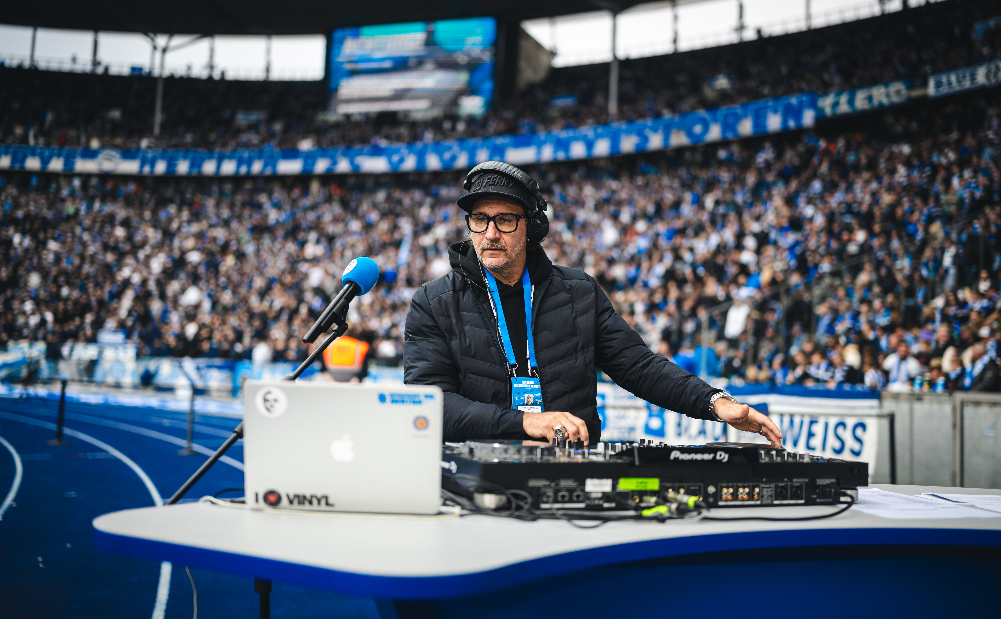 DJ Ferry am Mischpult auf der Tratanbahn im Olympiastadion.