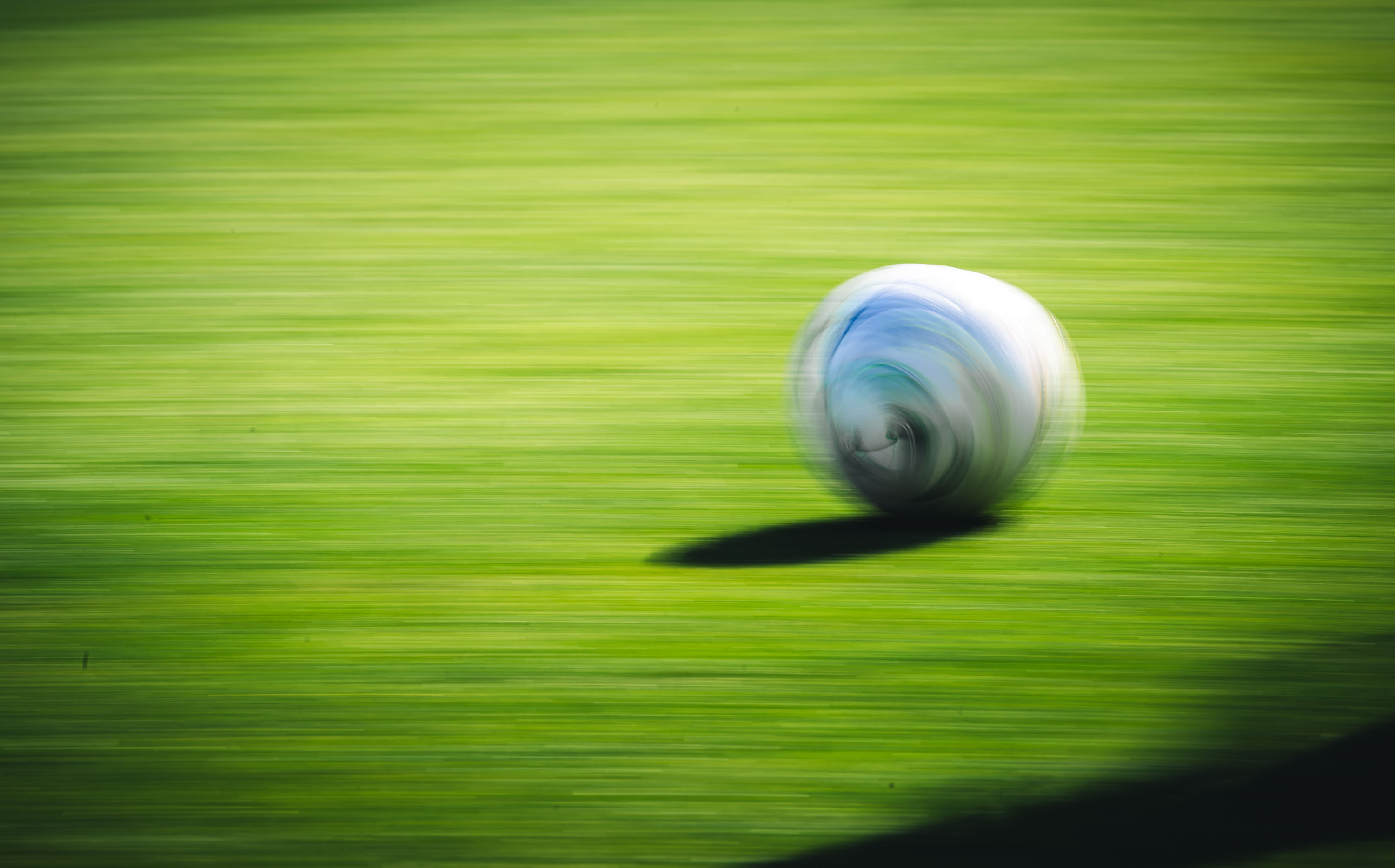 Symbolbild rollender Ball.