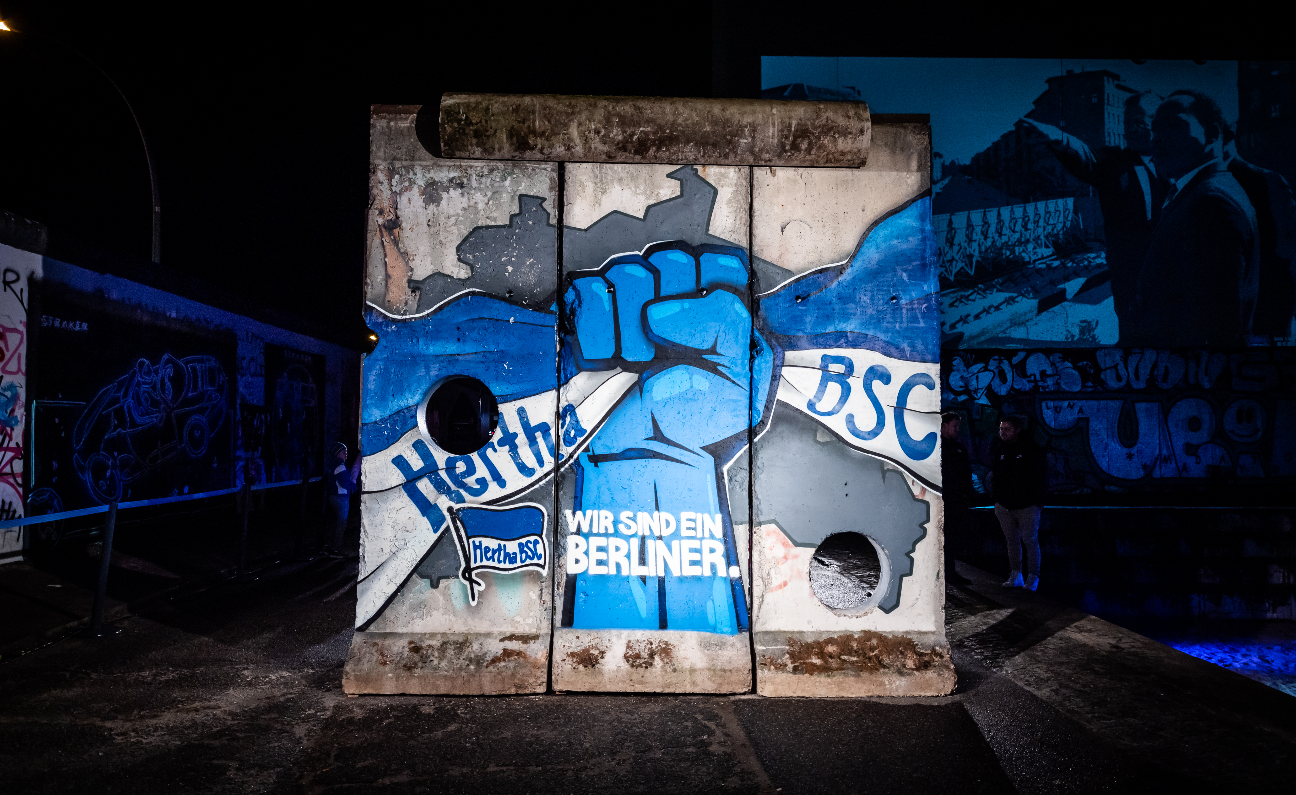 Das Mauerstück mit dem Hertha-Graffiti mit der Aufschrift Wir sind ein Berliner.