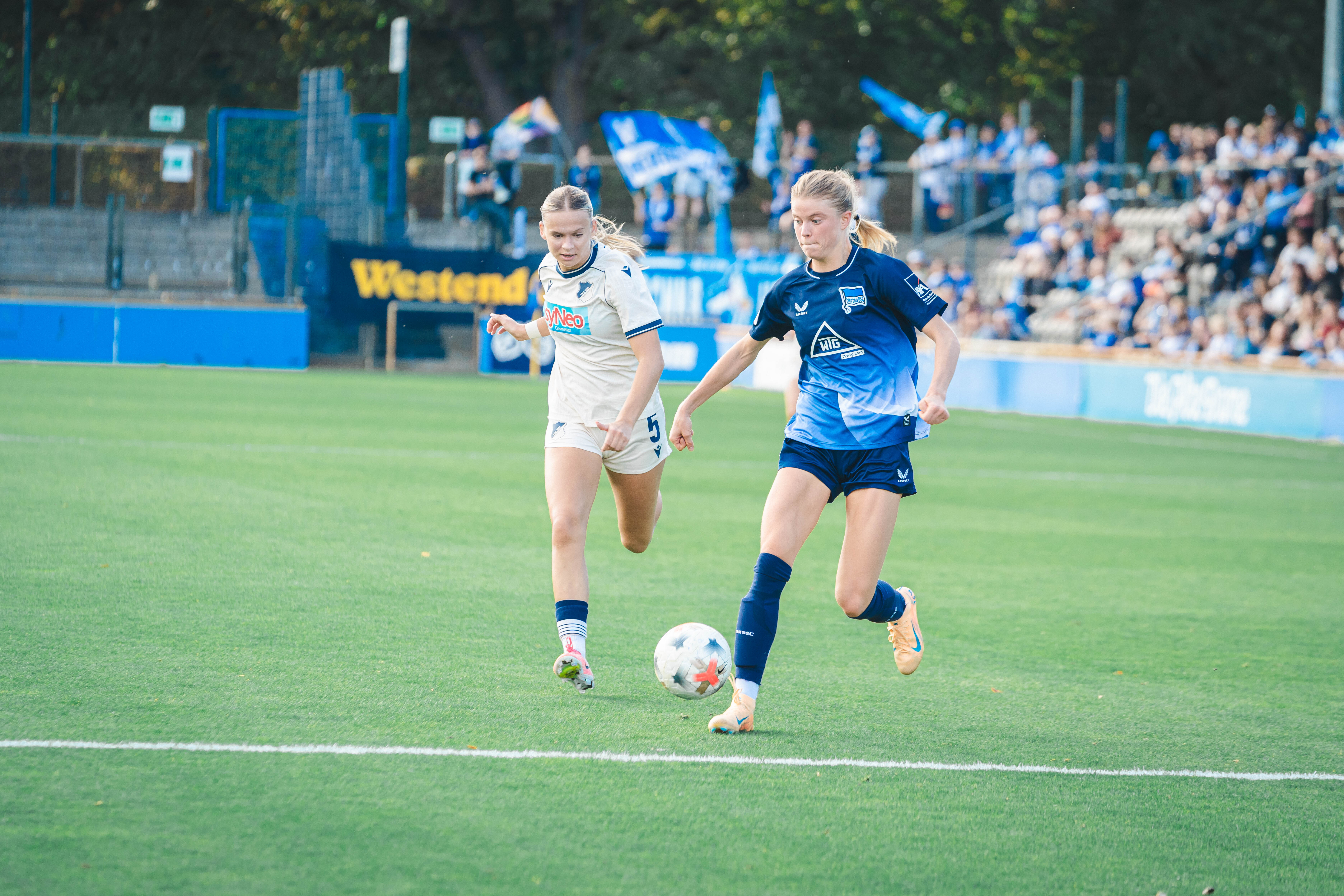 Aurelia Haesler im Dribbling.