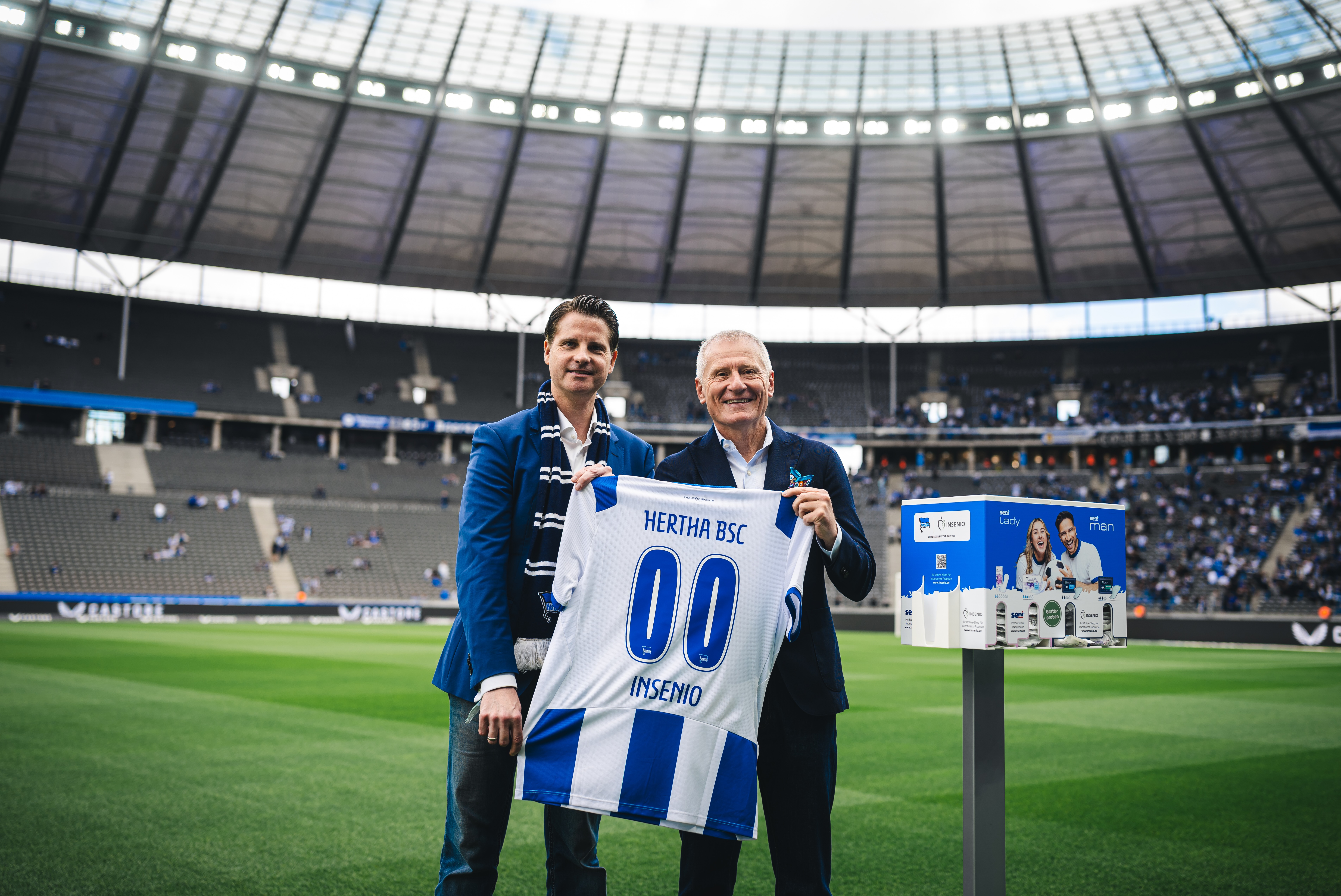 Jonas Schmieder und Dr. Peter Görlich auf dem Rasen im Olympiastadion.