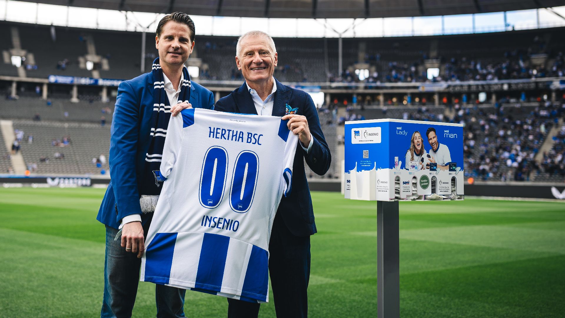 Jonas Schmieder und Dr. Peter Görlich auf dem Rasen im Olympiastadion.