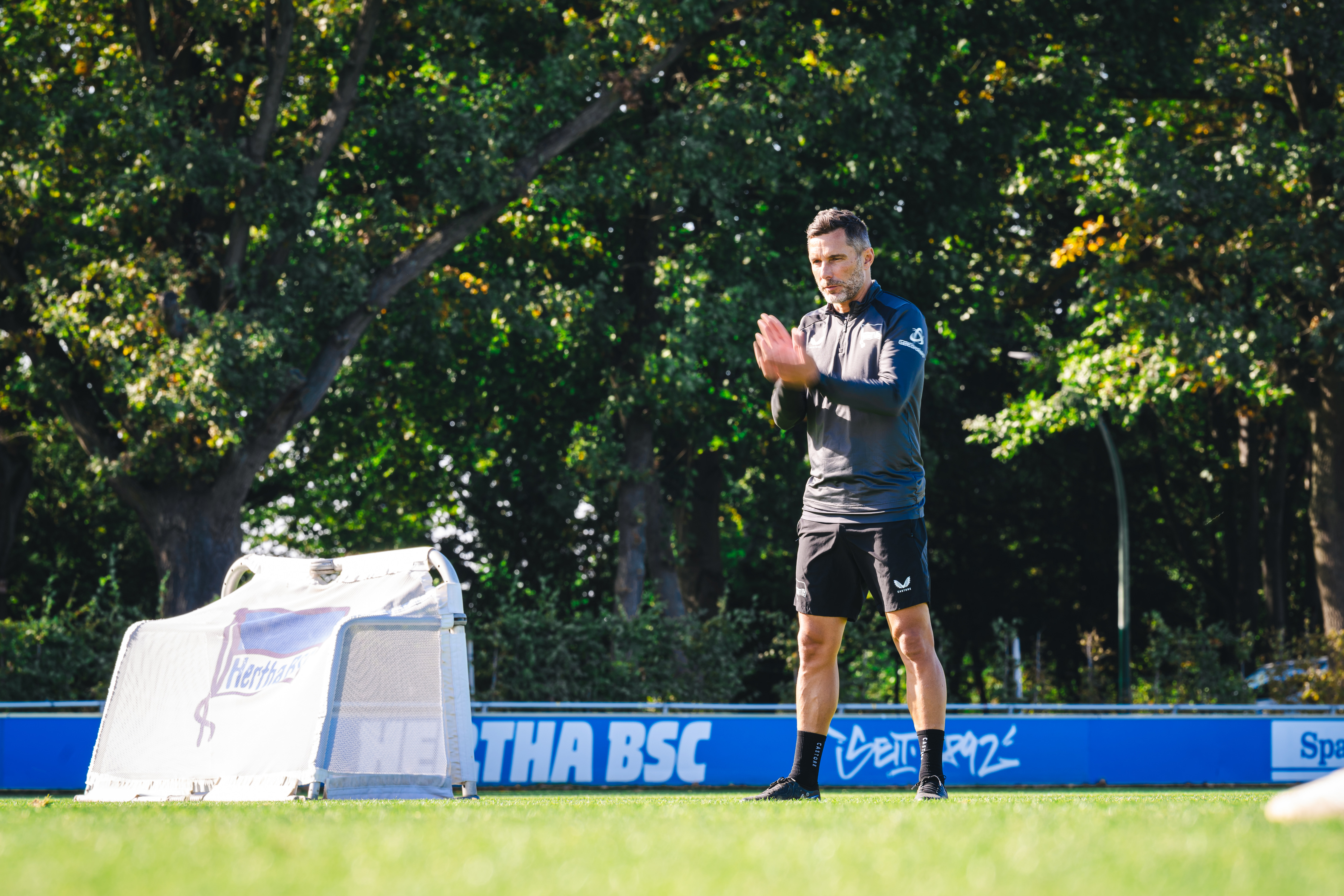 Stefan Leitl applaudiert auf dem Trainingsplatz.