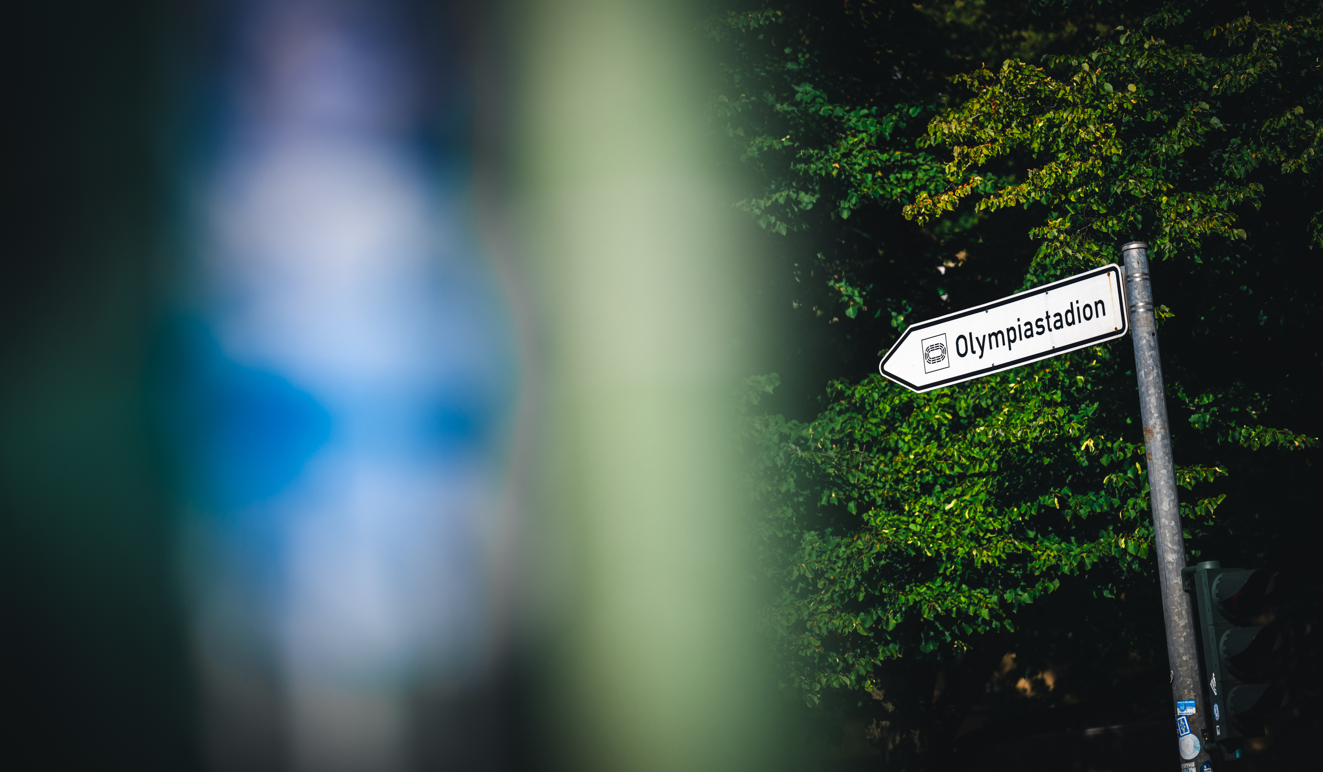 Ein Straßenschild das zum Olympiastadion weist.