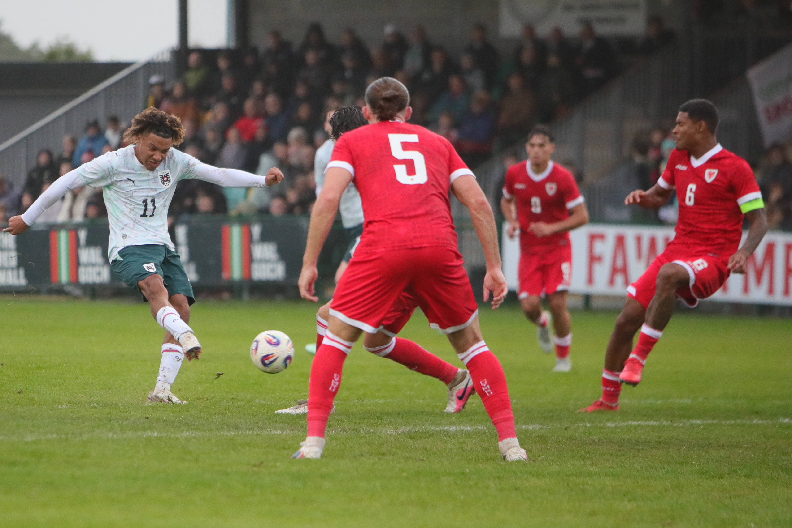 Oluwaseun Adewumi holt zum Schuss aus.