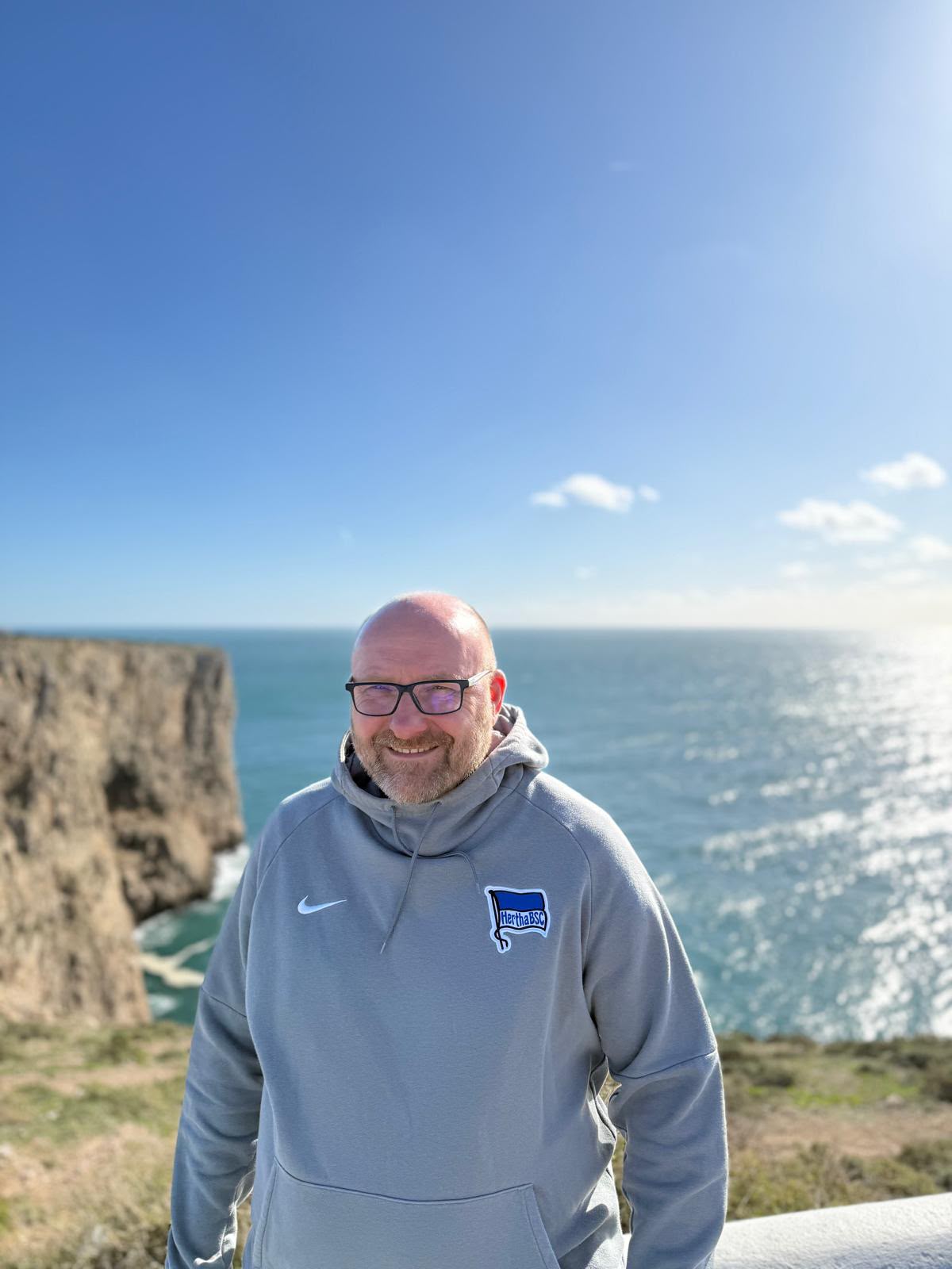 Armin Prill steht am Meer.