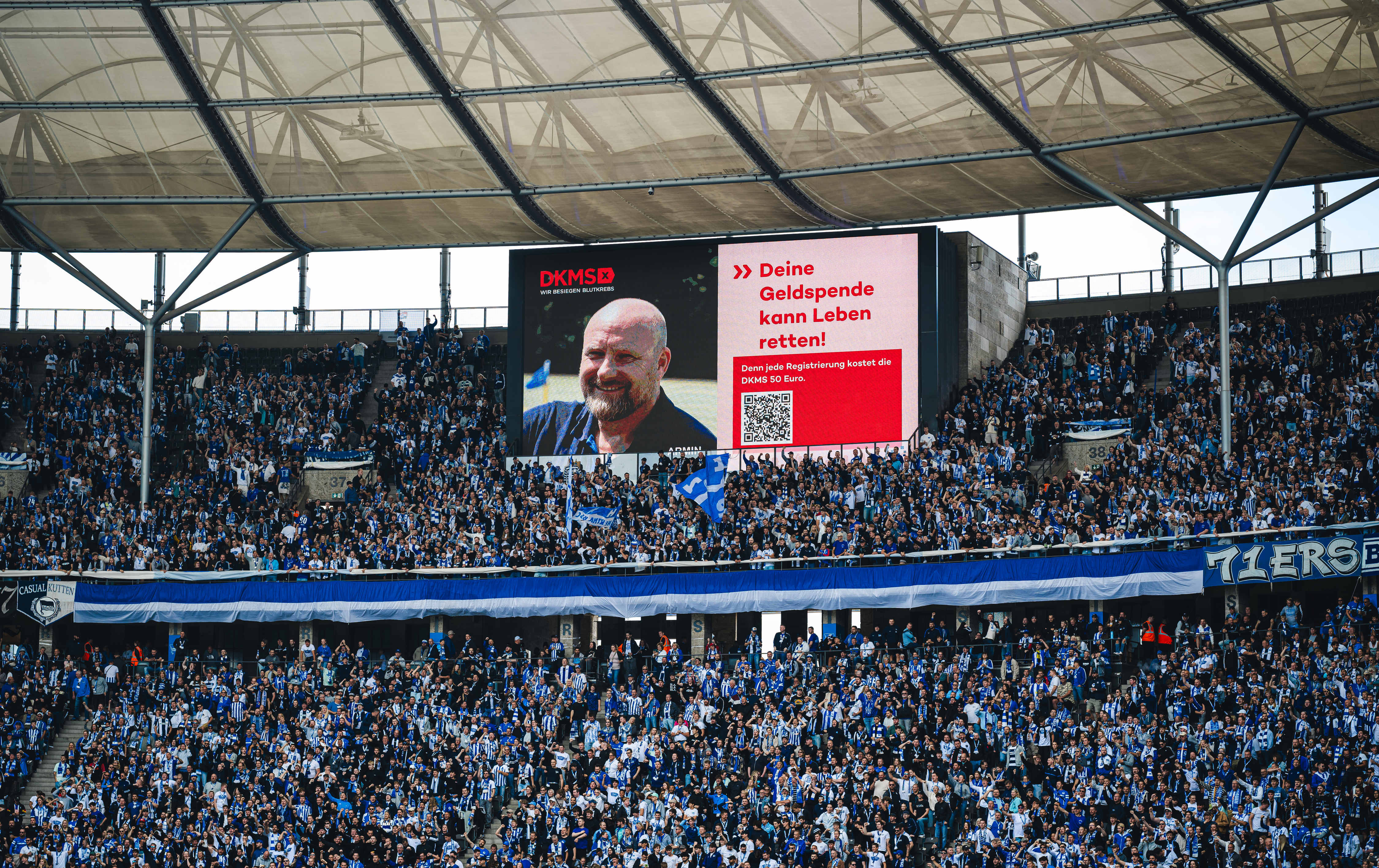 Der Aufruf zur Stammzellspende für Armin Prill auf der Leinwand im Olympiastadion.