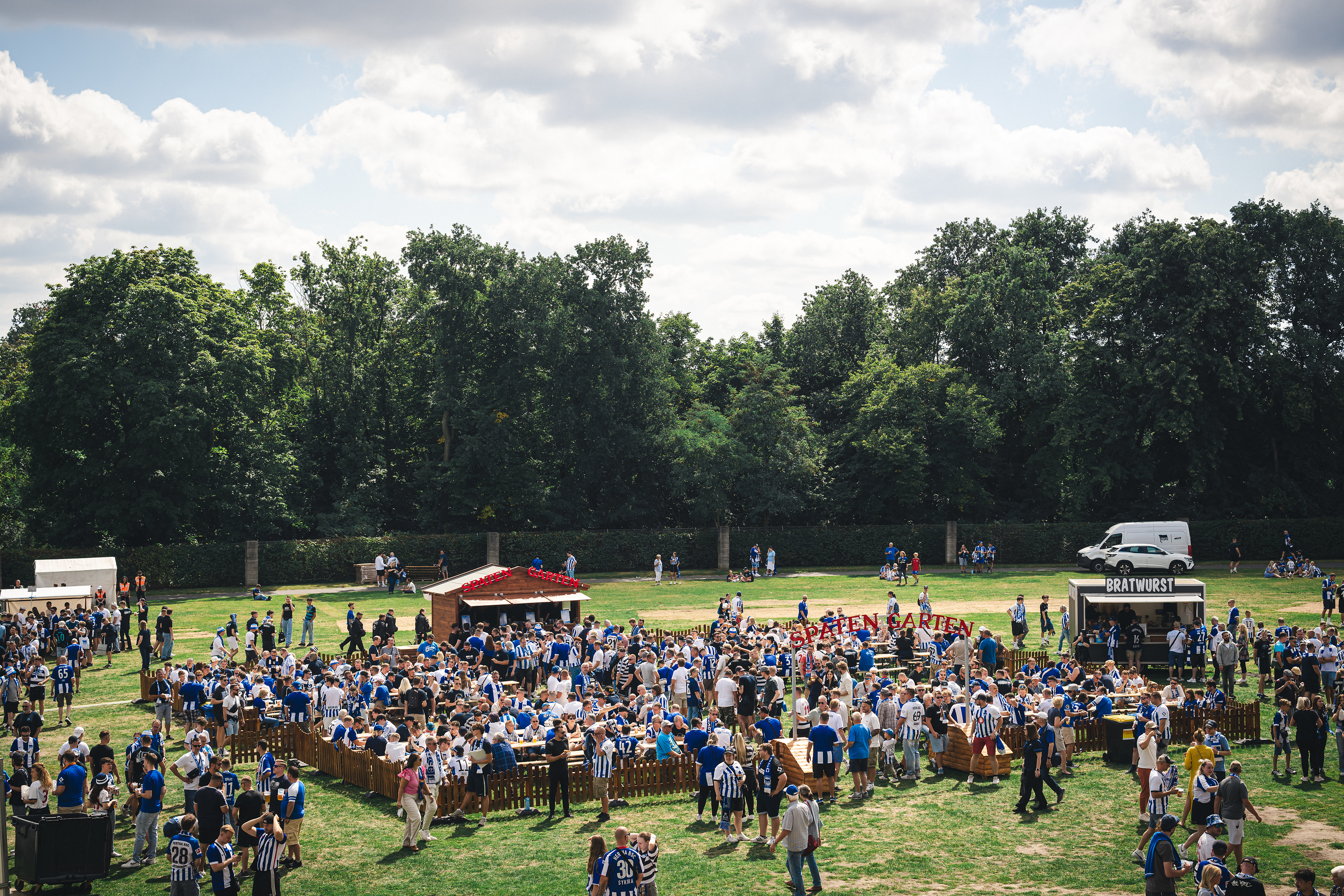 Fans im Biergarten vor dem Olympiastadion.