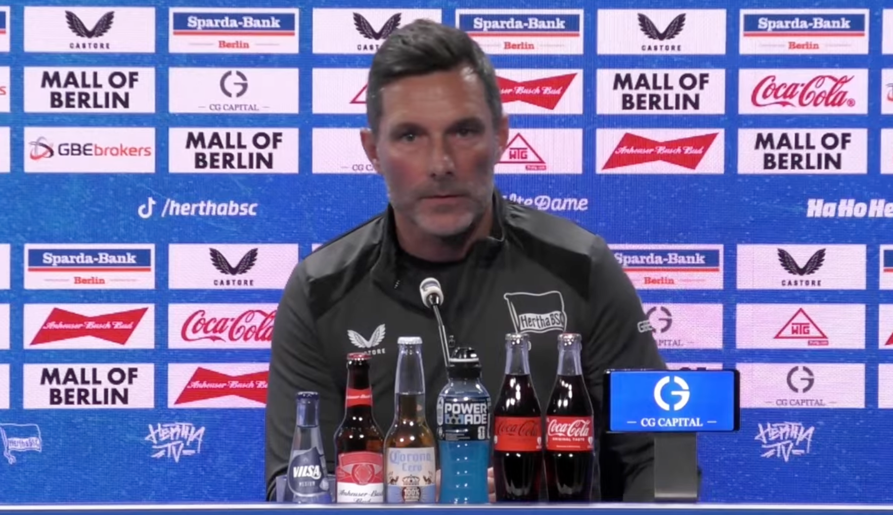 Stefan Leitl auf dem Podium bei der Pressekonferenz vor Fürth.