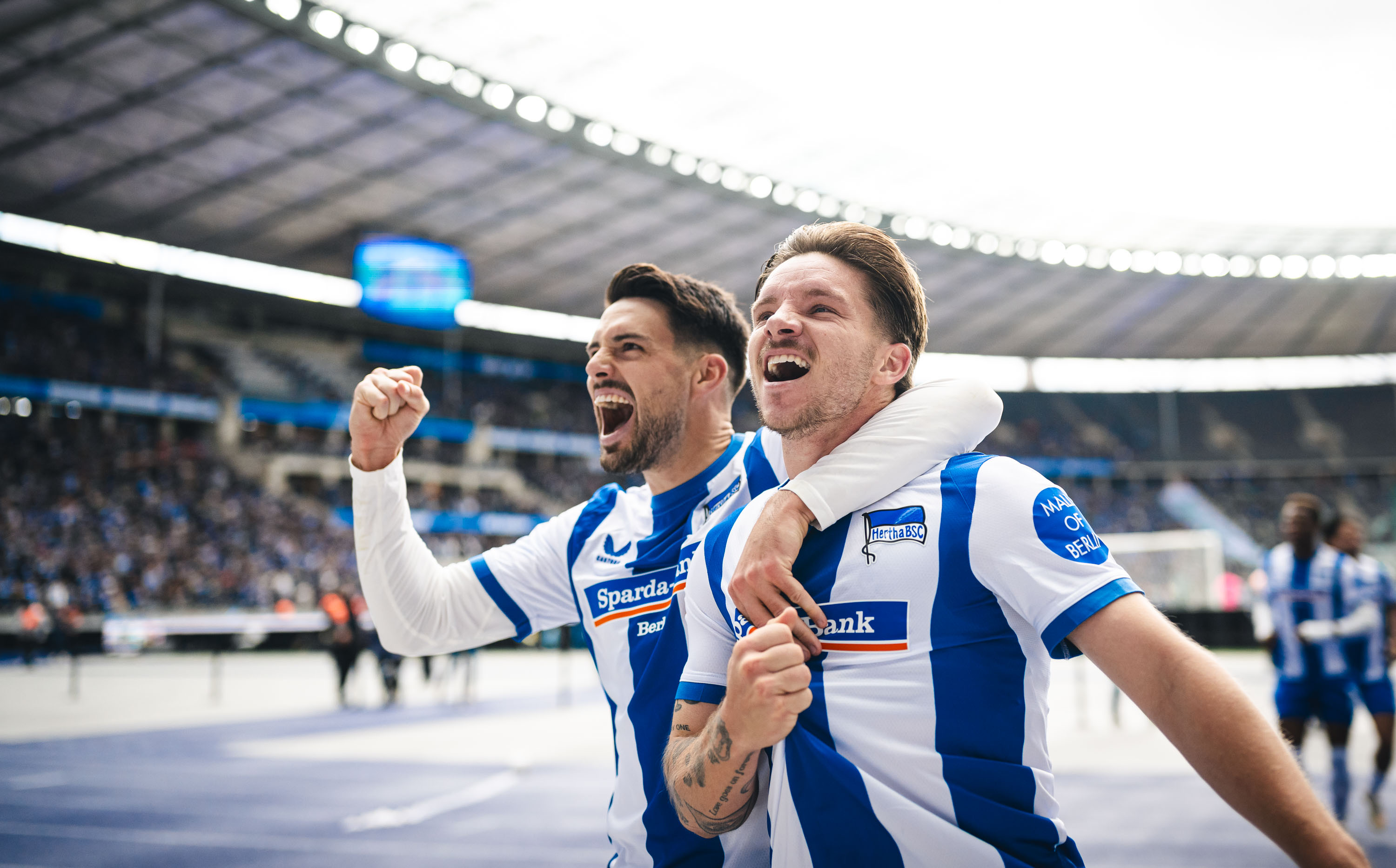 Brekalo und Pedersen bejubeln gemeinsam die Führung.