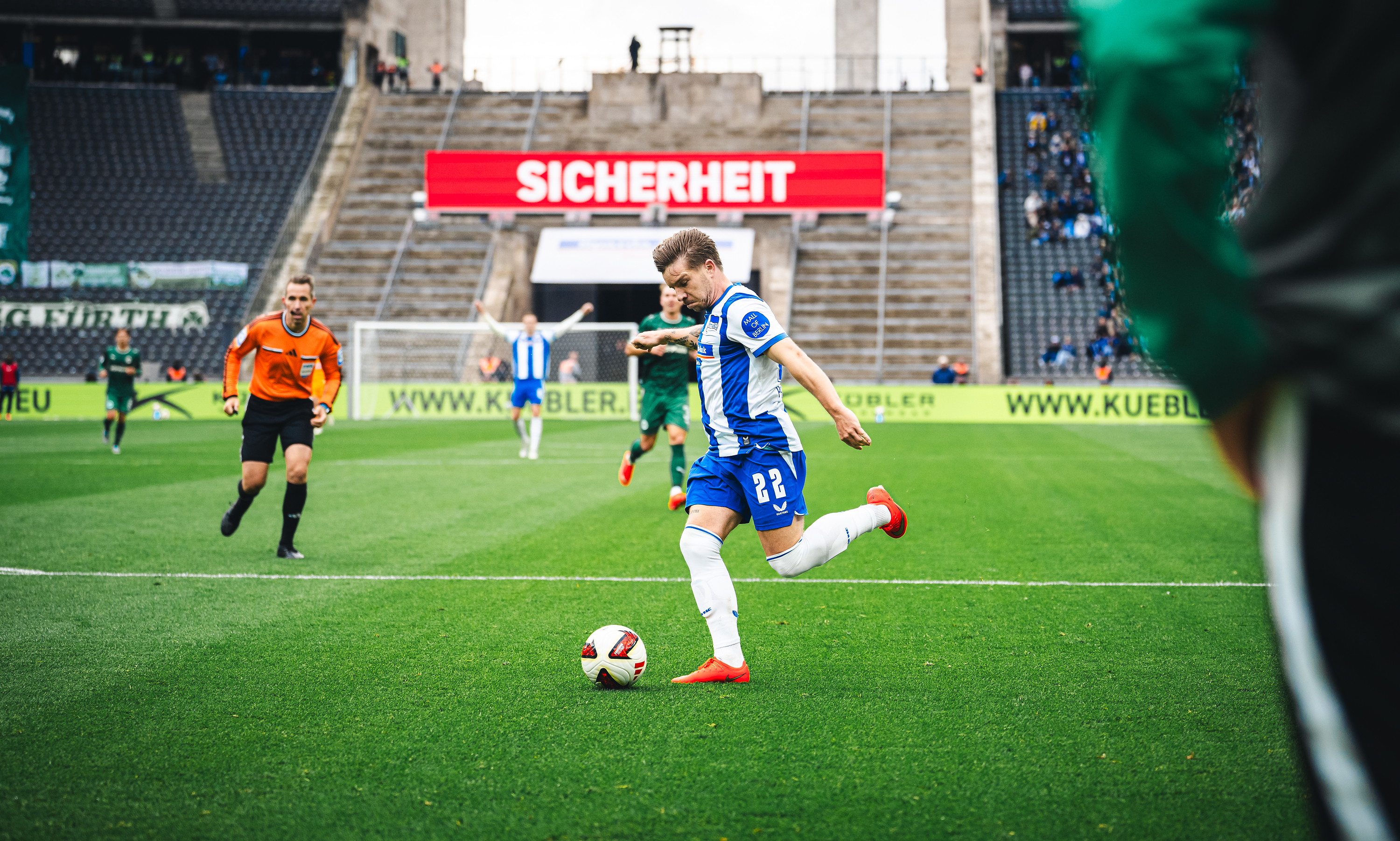 Mads Pedersen schießt mit dem Außenrist auf das Tor.