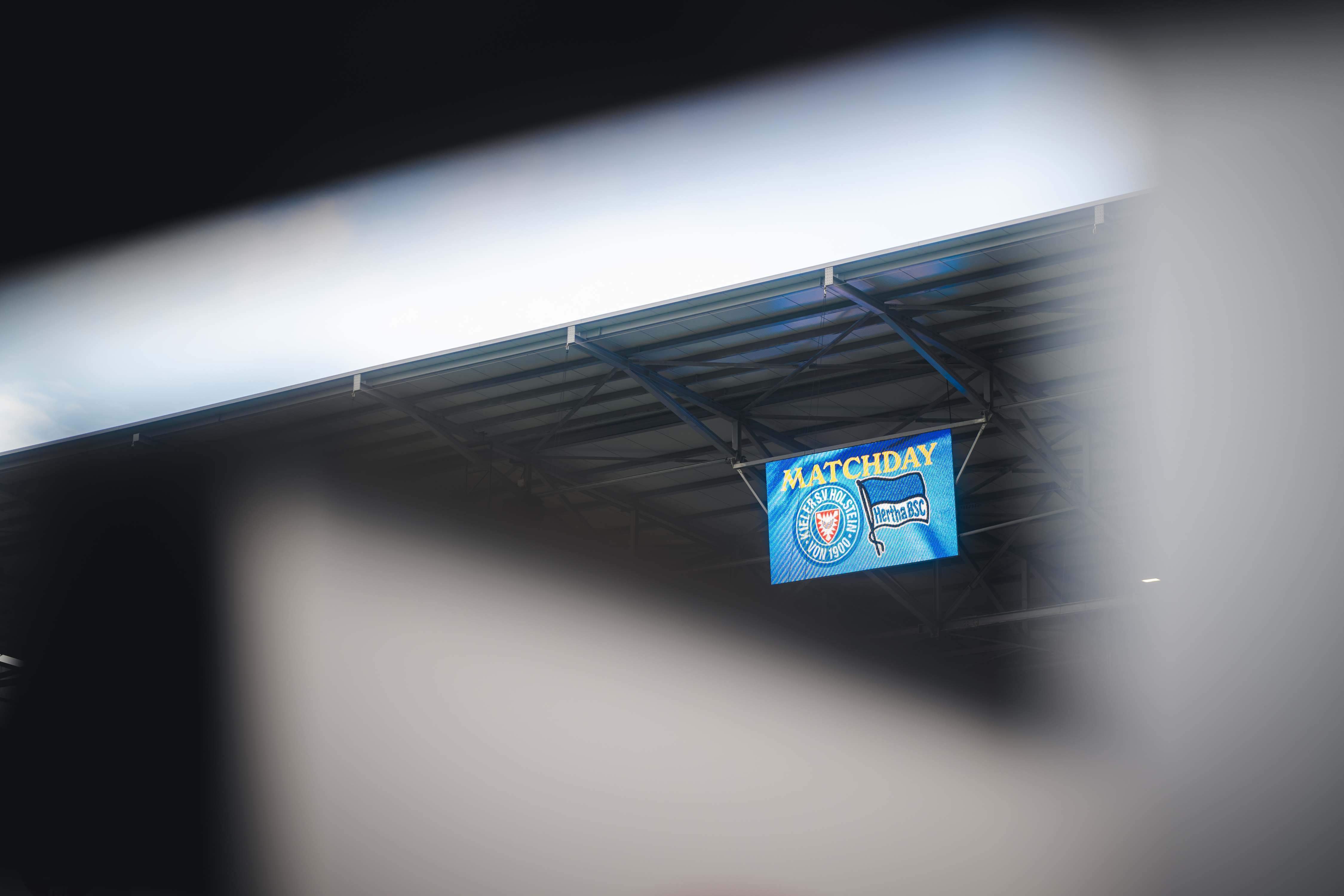 Die Anzeigentafel im Holstein-Stadion mit der Einblendung der Matchday Grafik Kiel gegen Hertha.