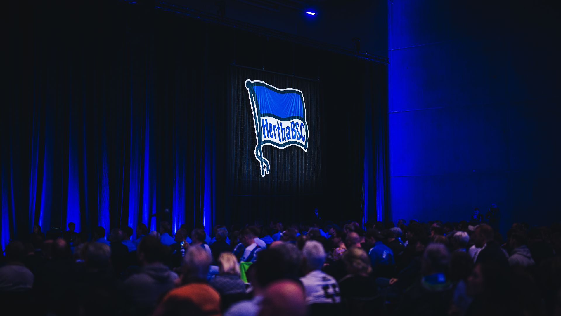 Die Hertha-Fahne leuchtet bei der Mitgliederversammlung in der Messehalle.