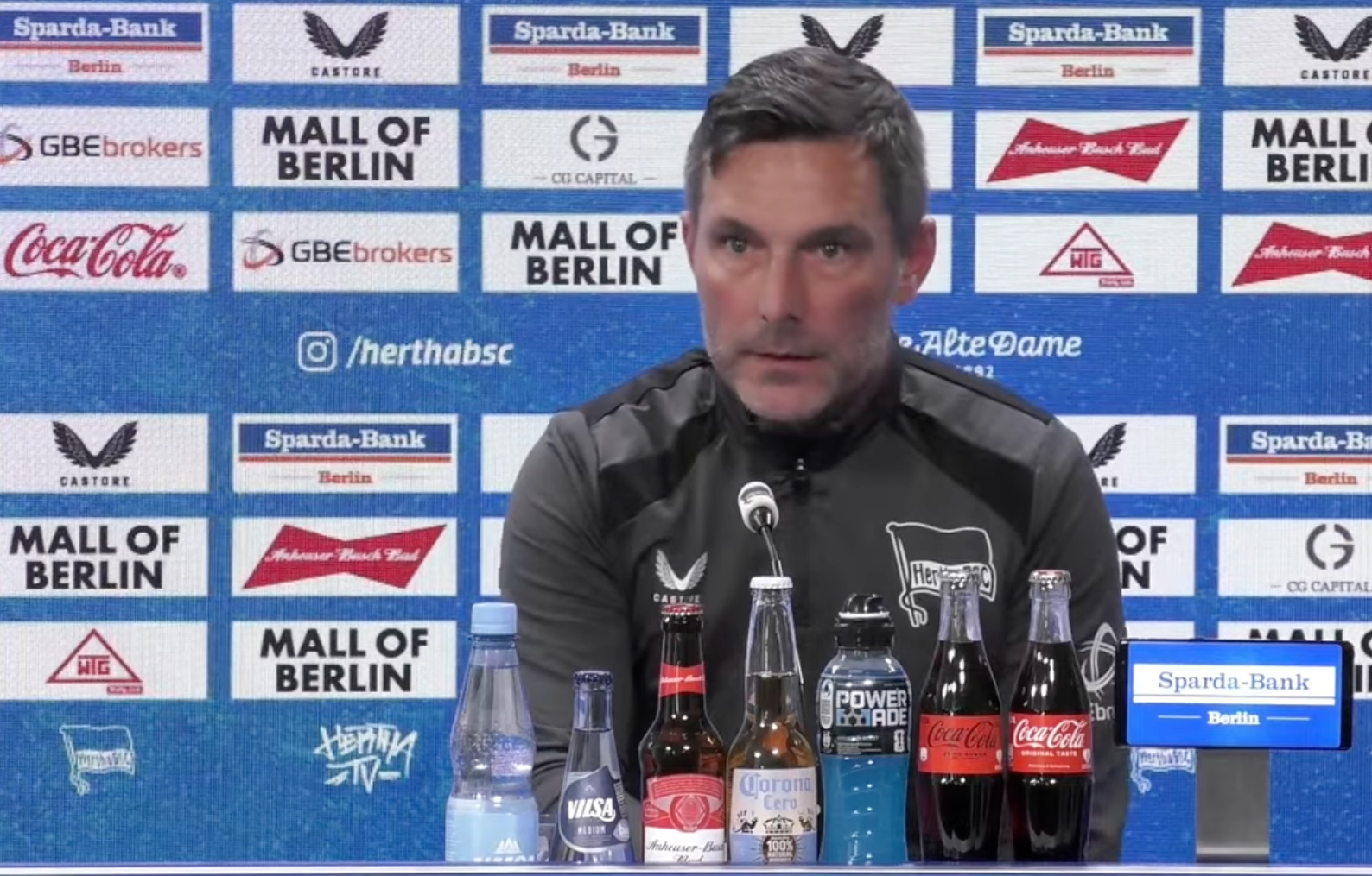 Stefan Leitl auf dem Podium bei der Pressekonferenz.