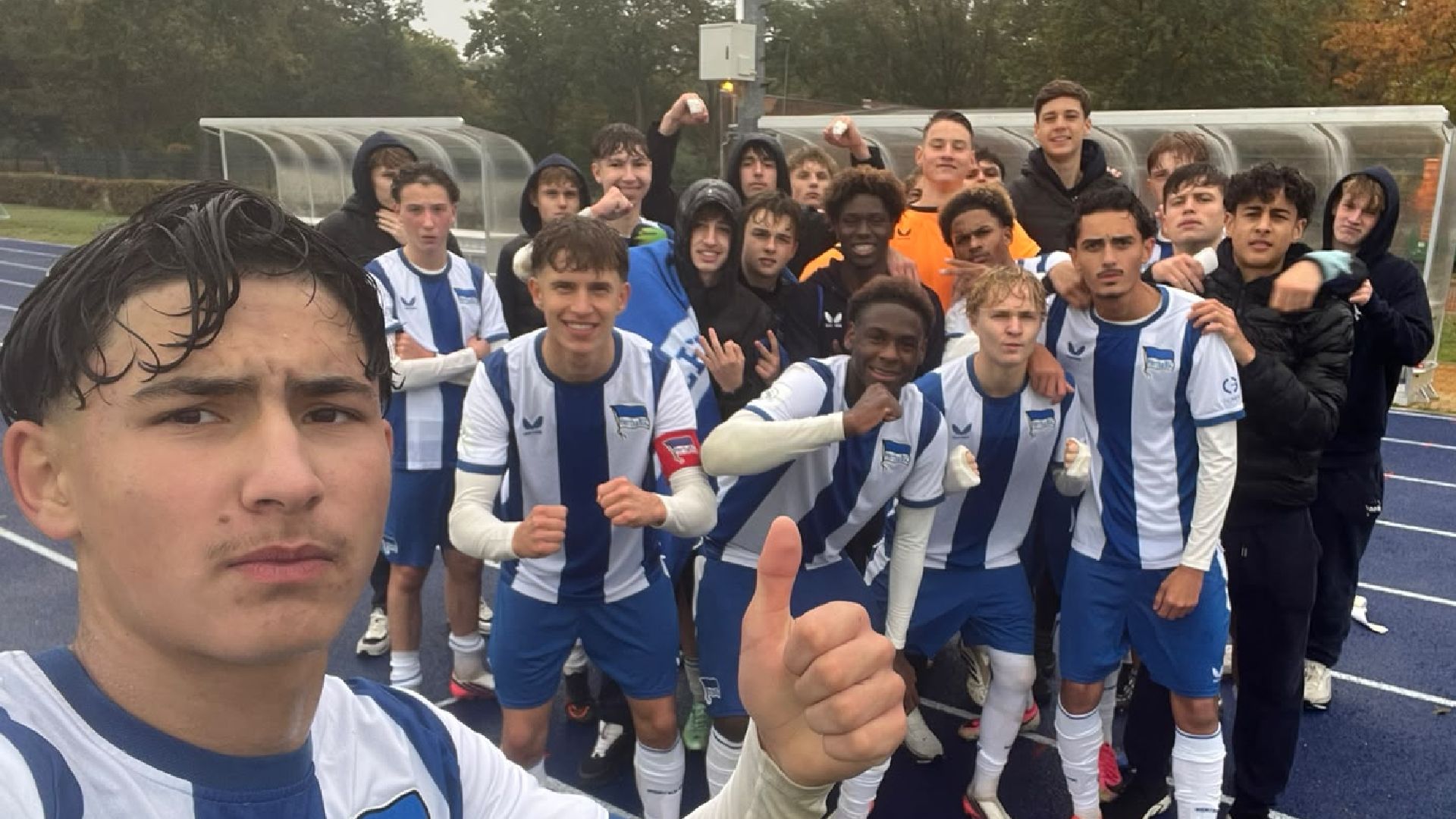 Unsere U17 posiert zum Jubelfoto.