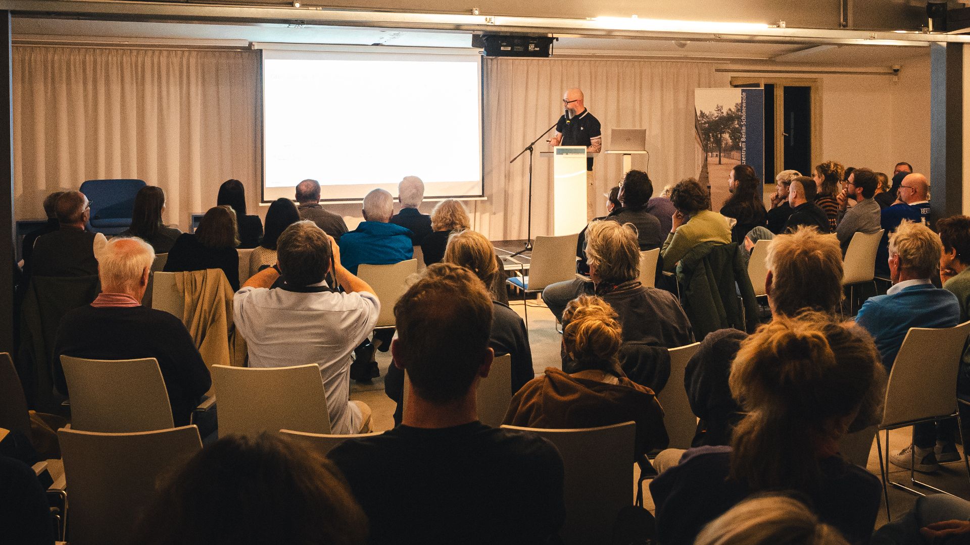 Das Publikum bei der Projektpräsentation im Dokumentationszentrums NS-Zwangsarbeit.