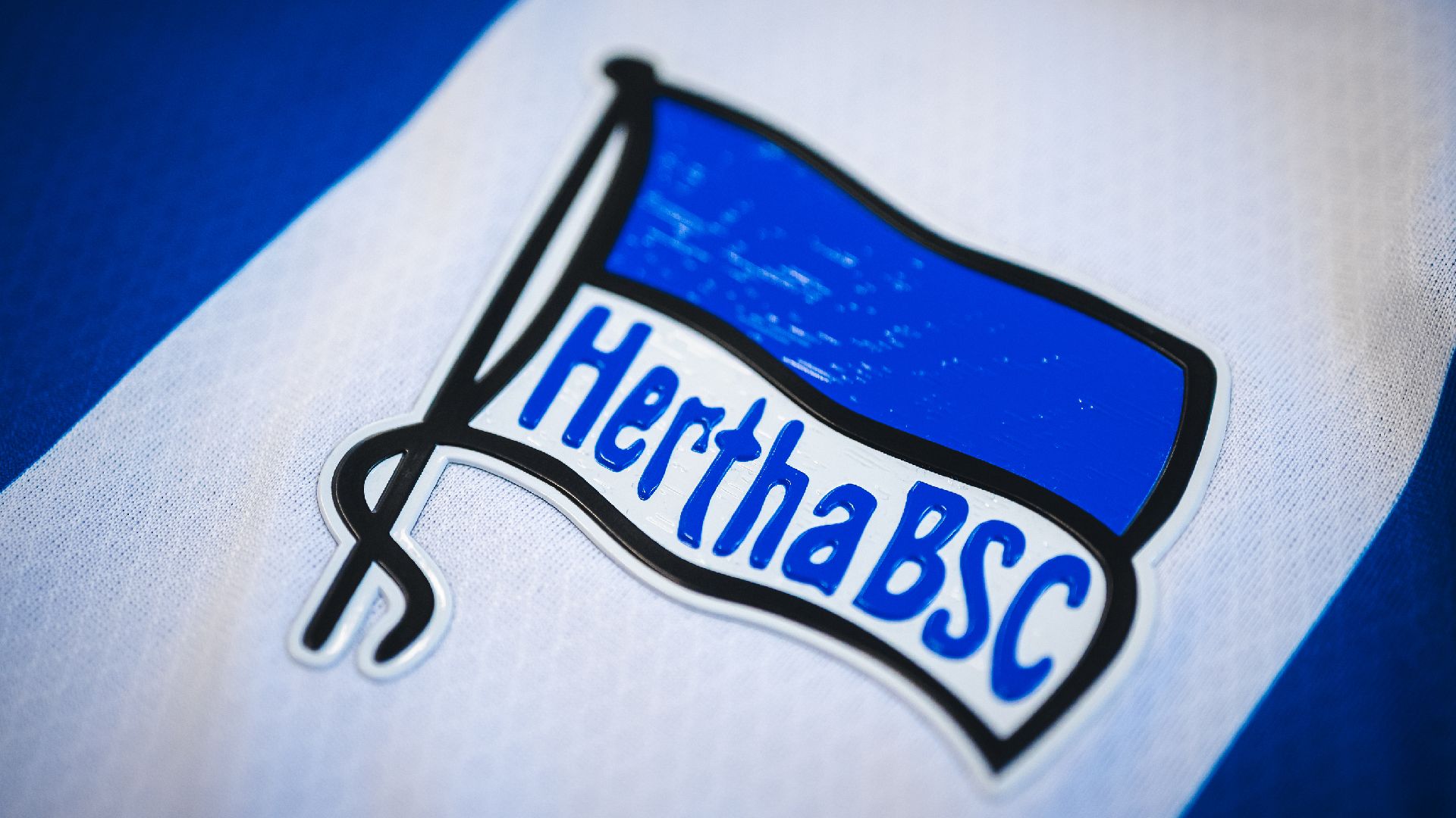Die Fahne auf unserem Heimtrikot 2026/27.