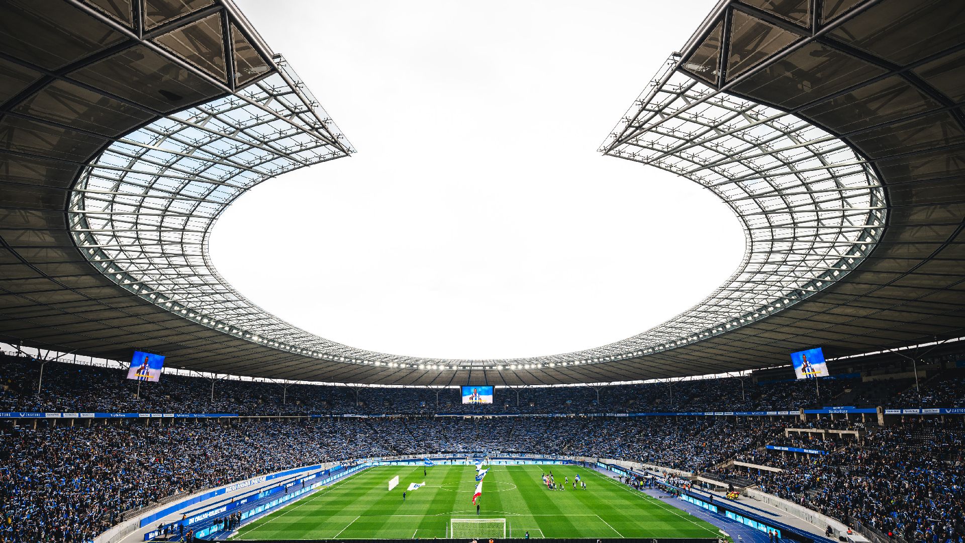 Das vollbesetzte Olympiastadion von innen.