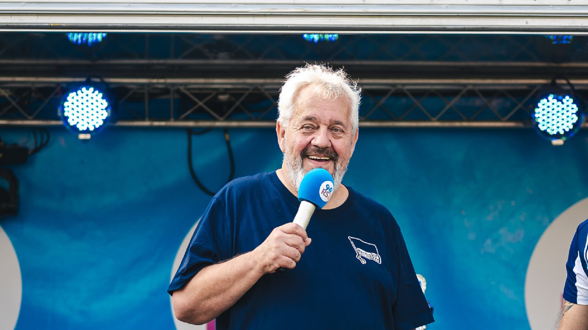 Manfred ,Manne' Sangel am Mikrofon.