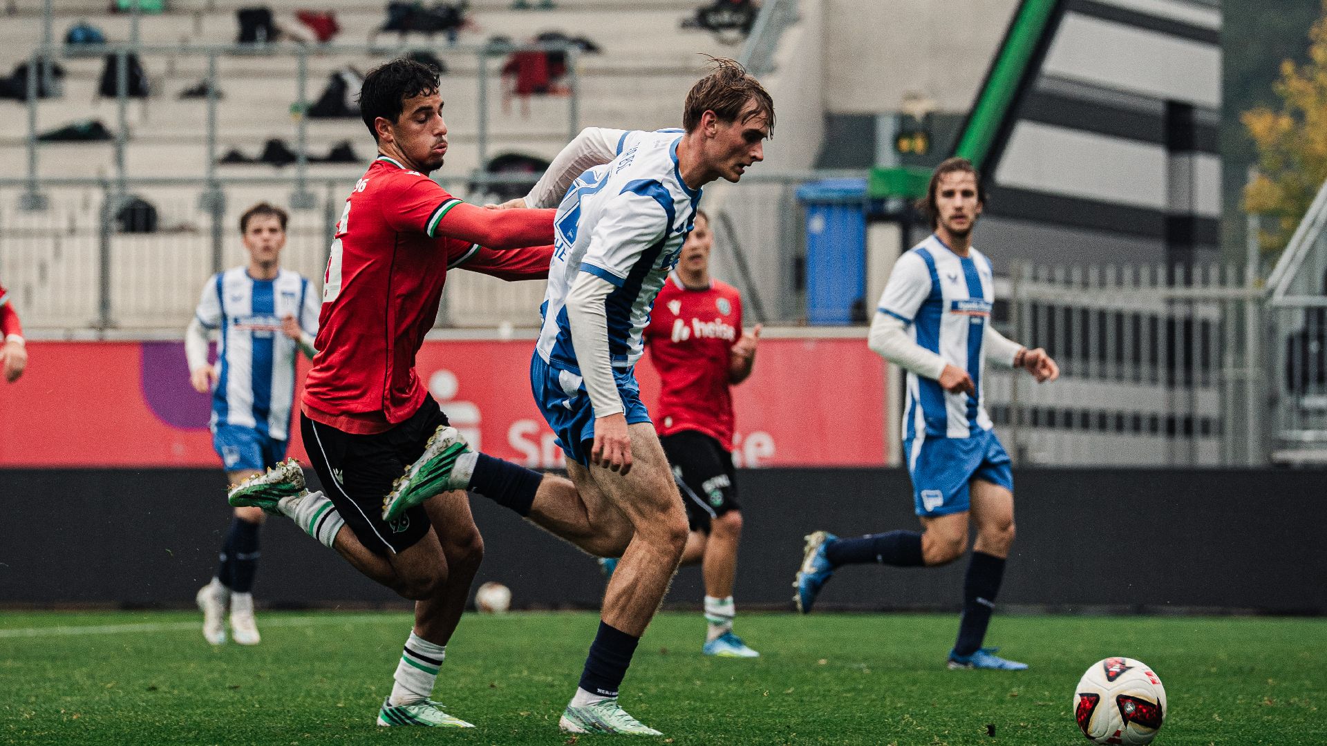 Mayson Grothe und Ex-Herthaner Yunus Ünal im Zweikampf beim Auftakt der Bundesliga Talent Series.