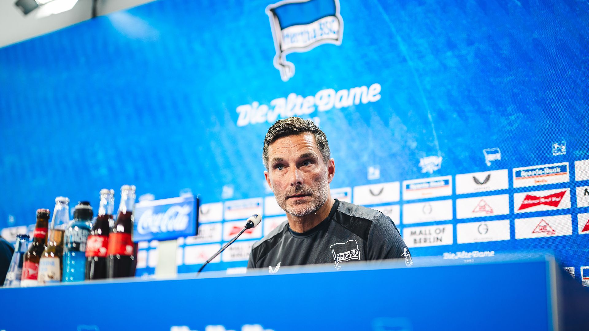 Stefan Leitl bei einer Pressekonferenz.
