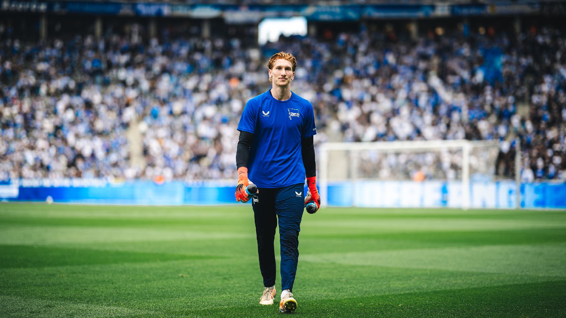 Konstantin Heide geht über den Rasen im Olympiastadion.
