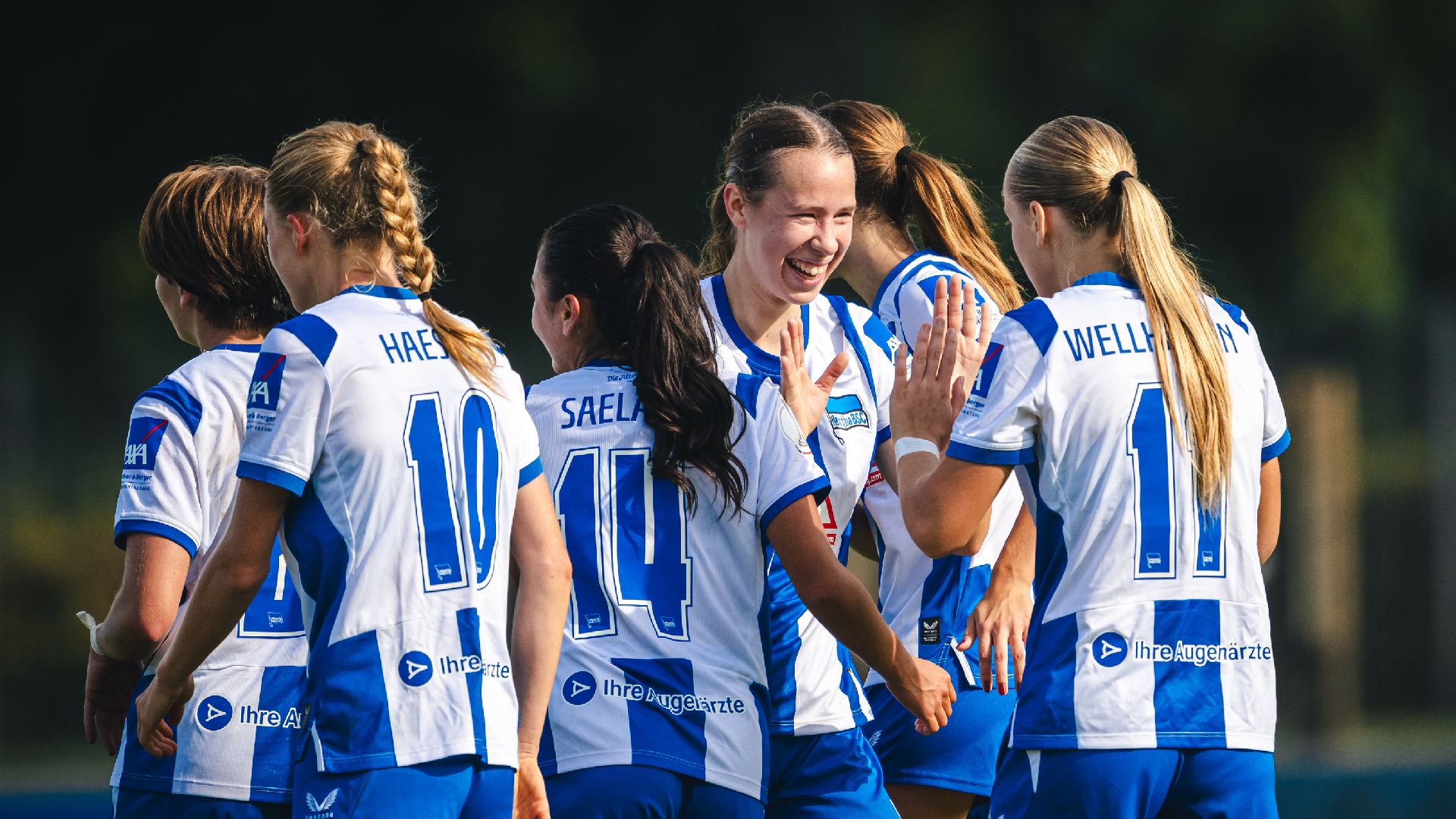 Nora Giannori bejubelt mit ihren Teamkolleginnen ein Tor.