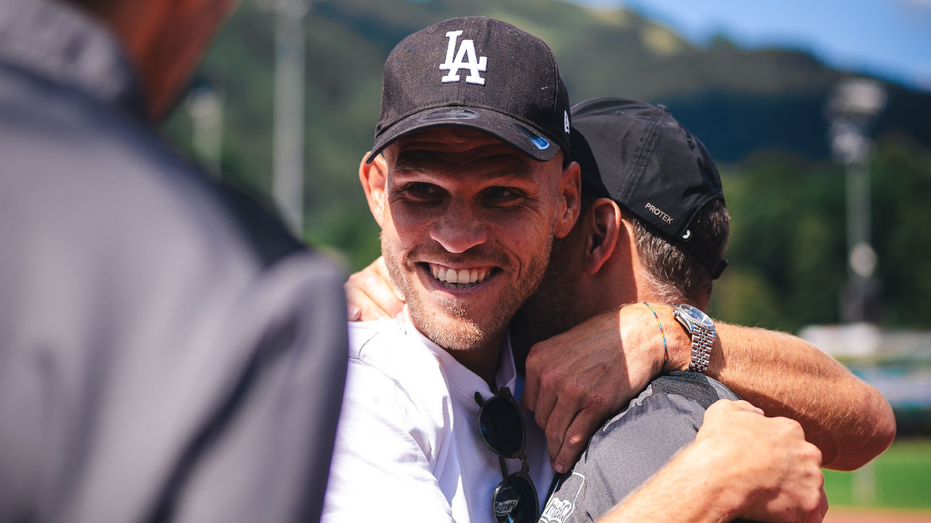 Florian Niederlechner umarmt Stefan Leitl im Trainingslager in Kitzbühel.