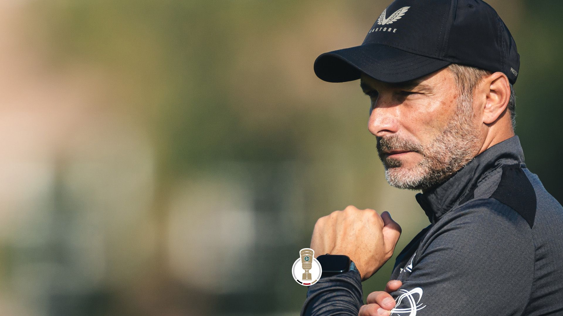Stefan Leitl steht auf dem Trainingsplatz.
