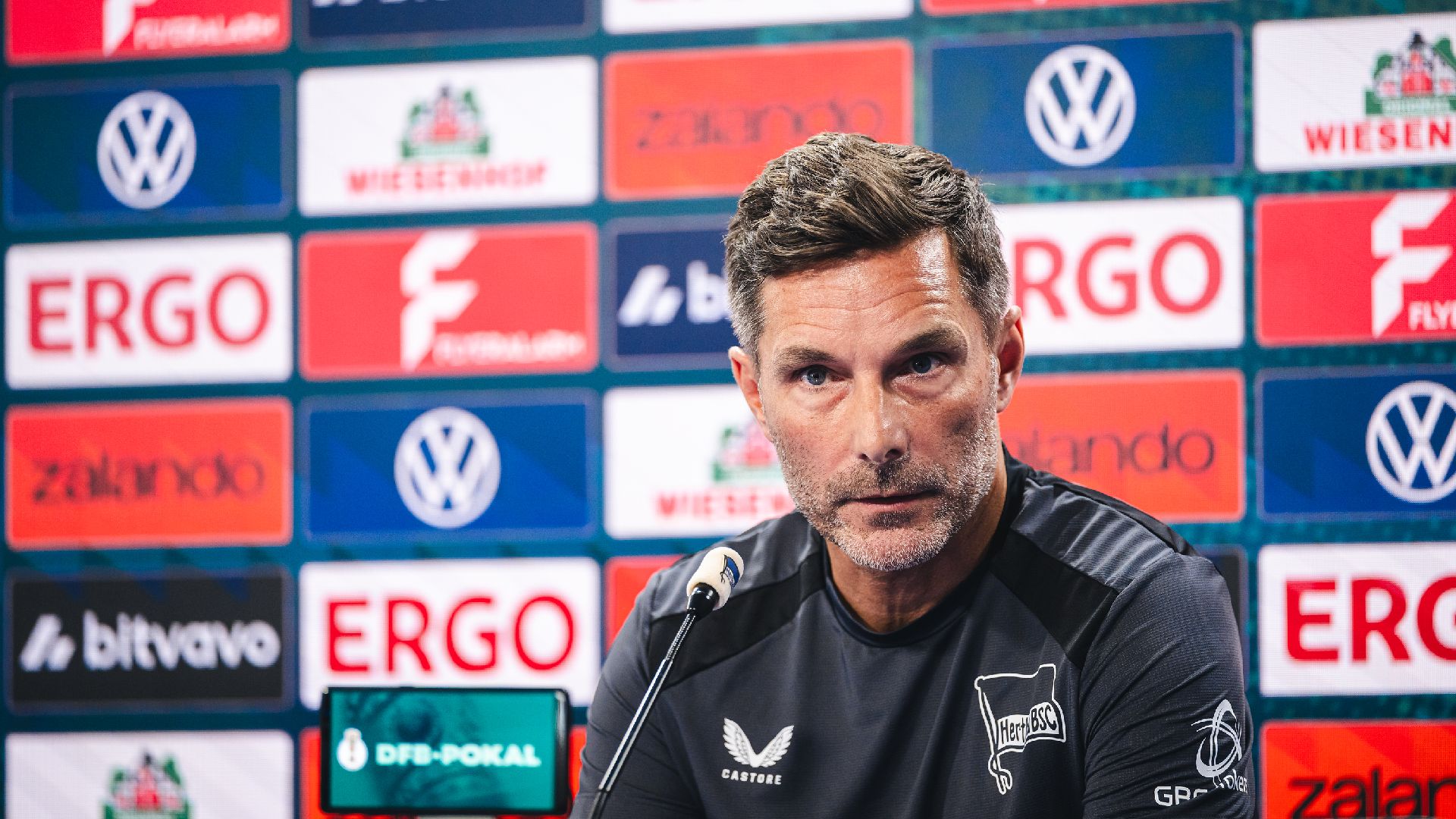 Stefan Leitl bei einer Pressekonferenz.