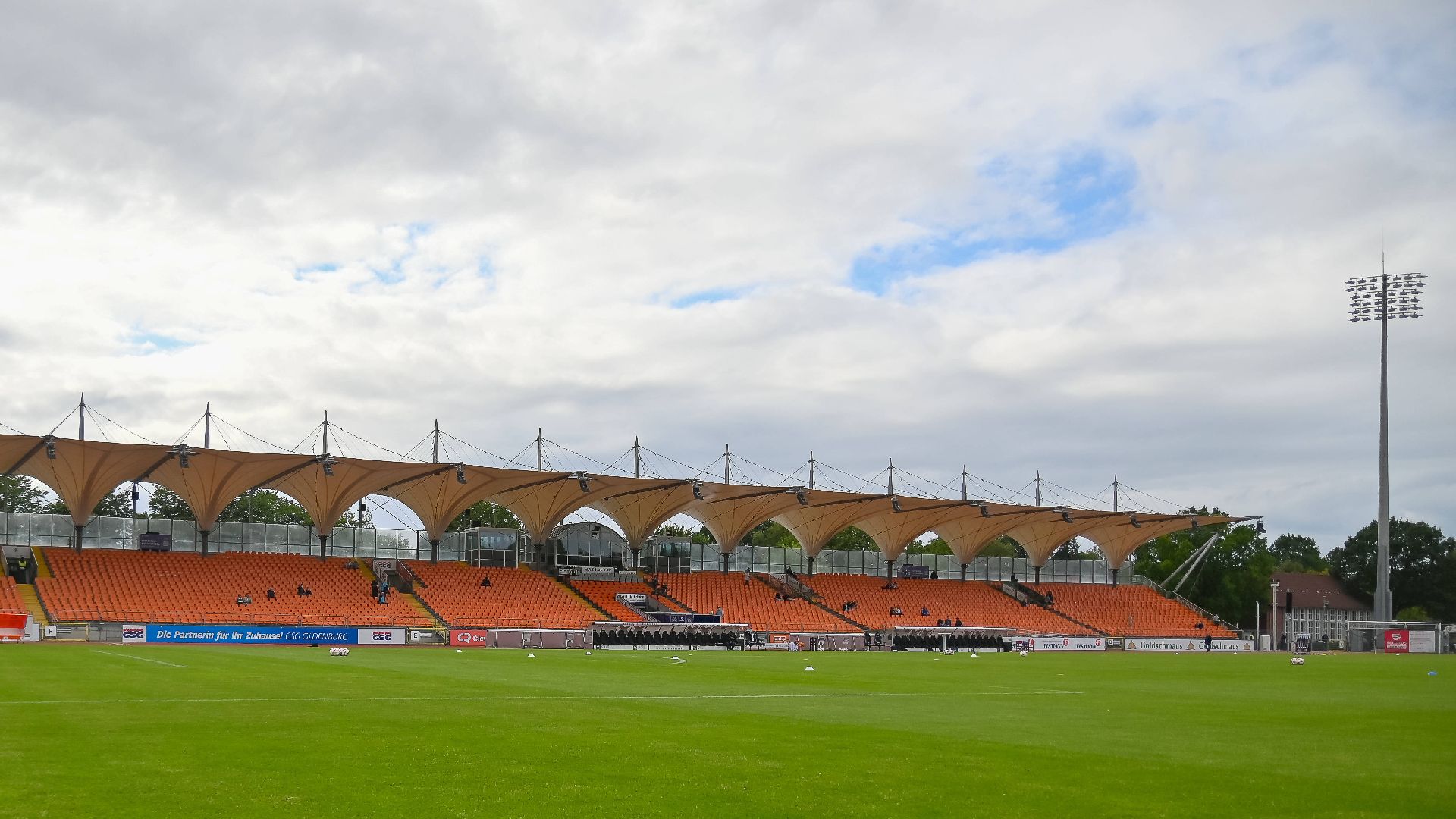 Das Marschwegstadion in Oldenburg von innen.