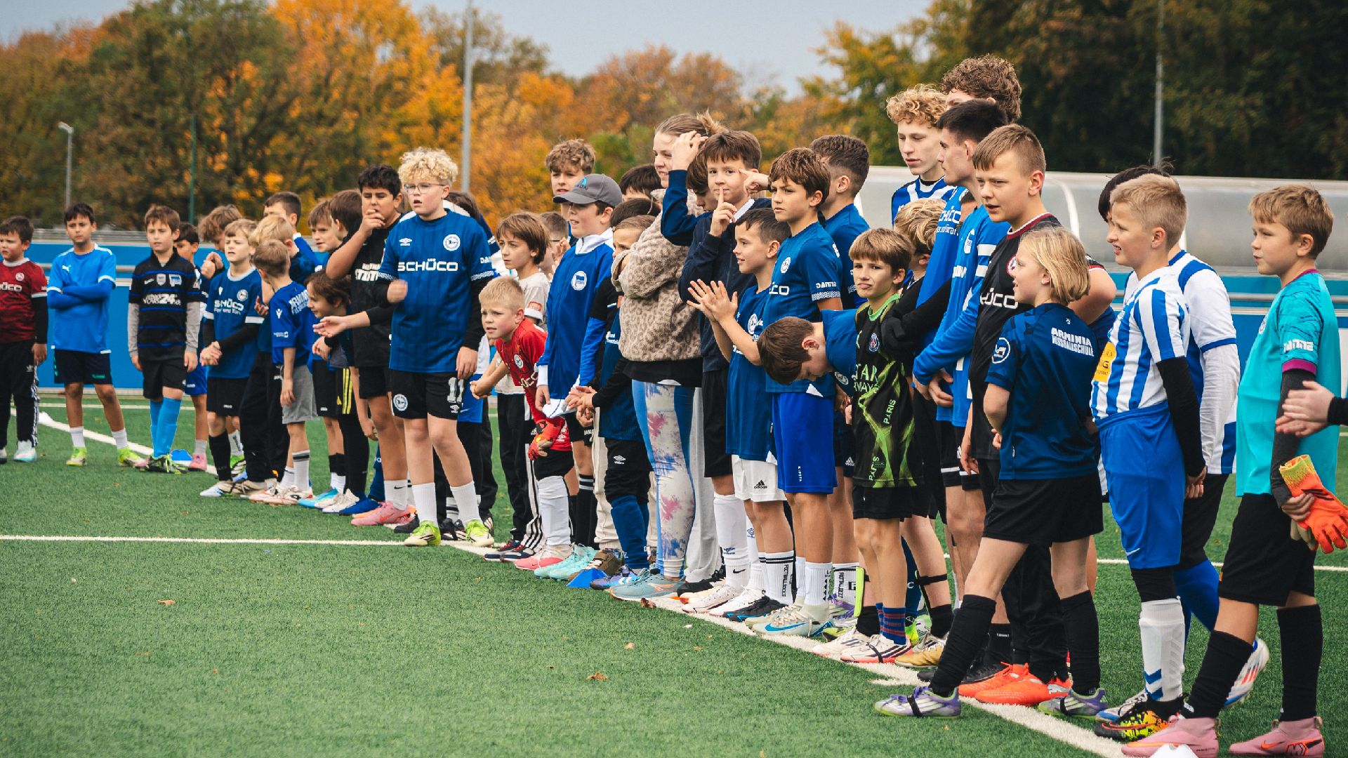 Die Hertha Kiddies bei der gemeinsamen Einheit mit den Arminis.