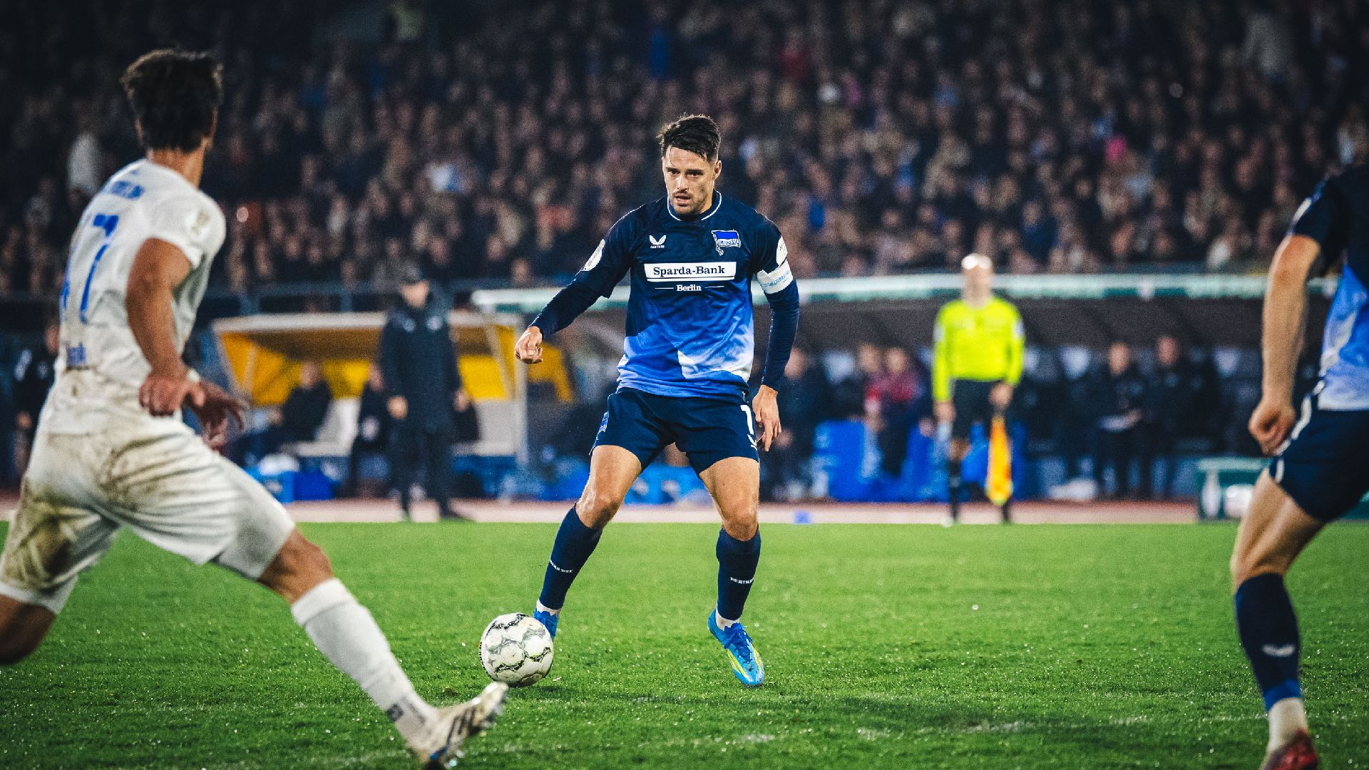 Josip Brekalo im Dribbling gegen den SSV Jeddeloh II.