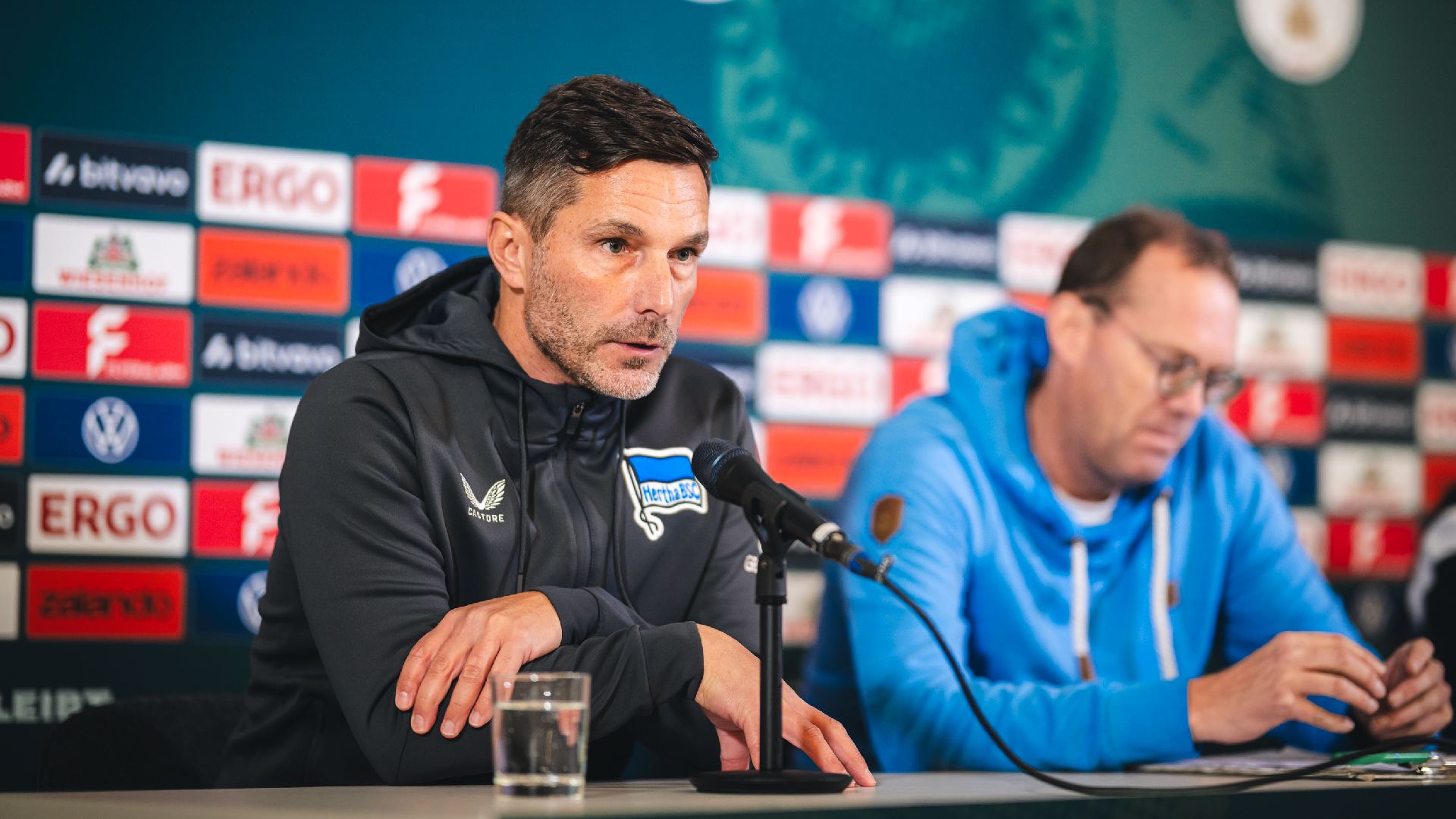 Stefan Leitl auf der Pressekonferenz nach dem Sieg bei Jeddeloh II.