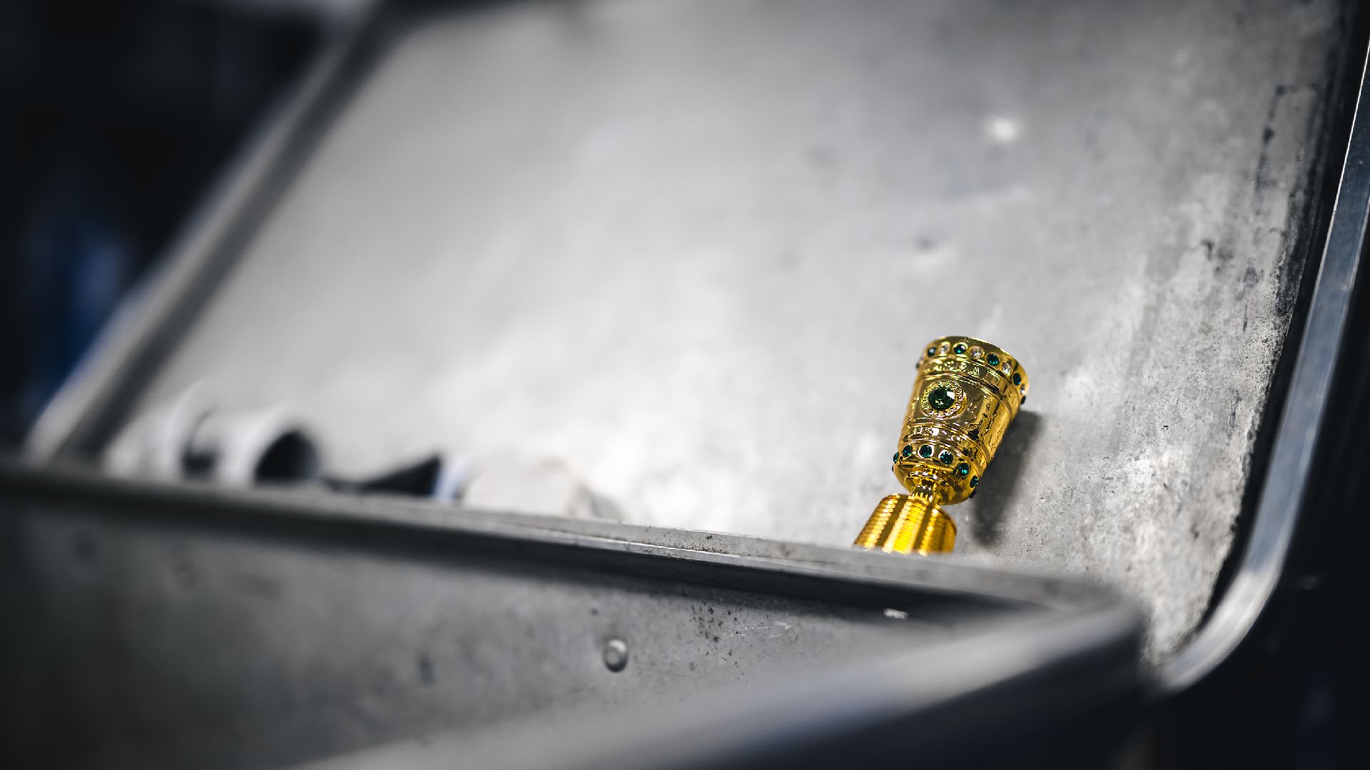 Ein Miniatur-DFB-Pokal.