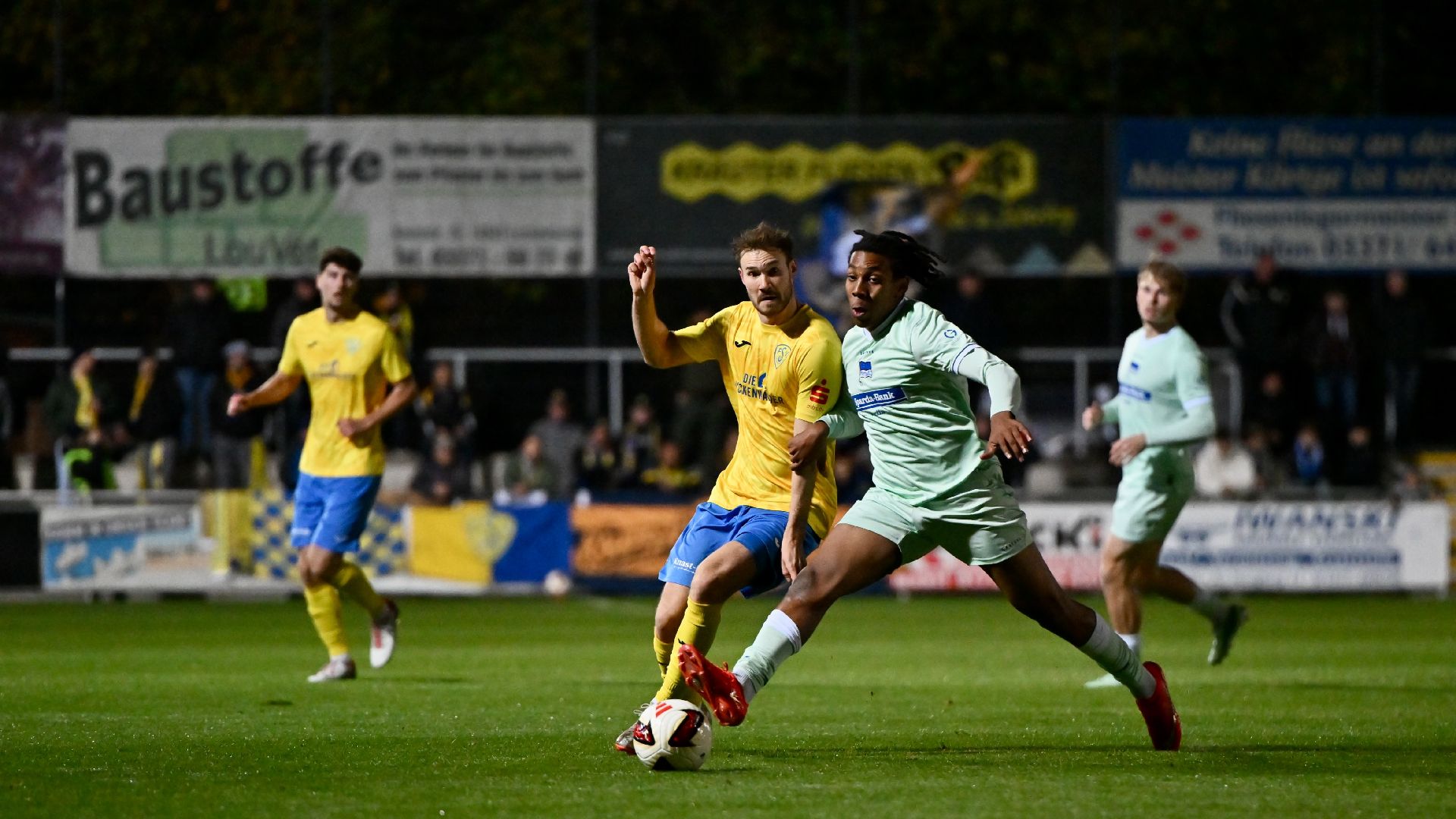 Jermaine Ngwa im Zweikampf mit einem Luckenwalder Gegenspieler.