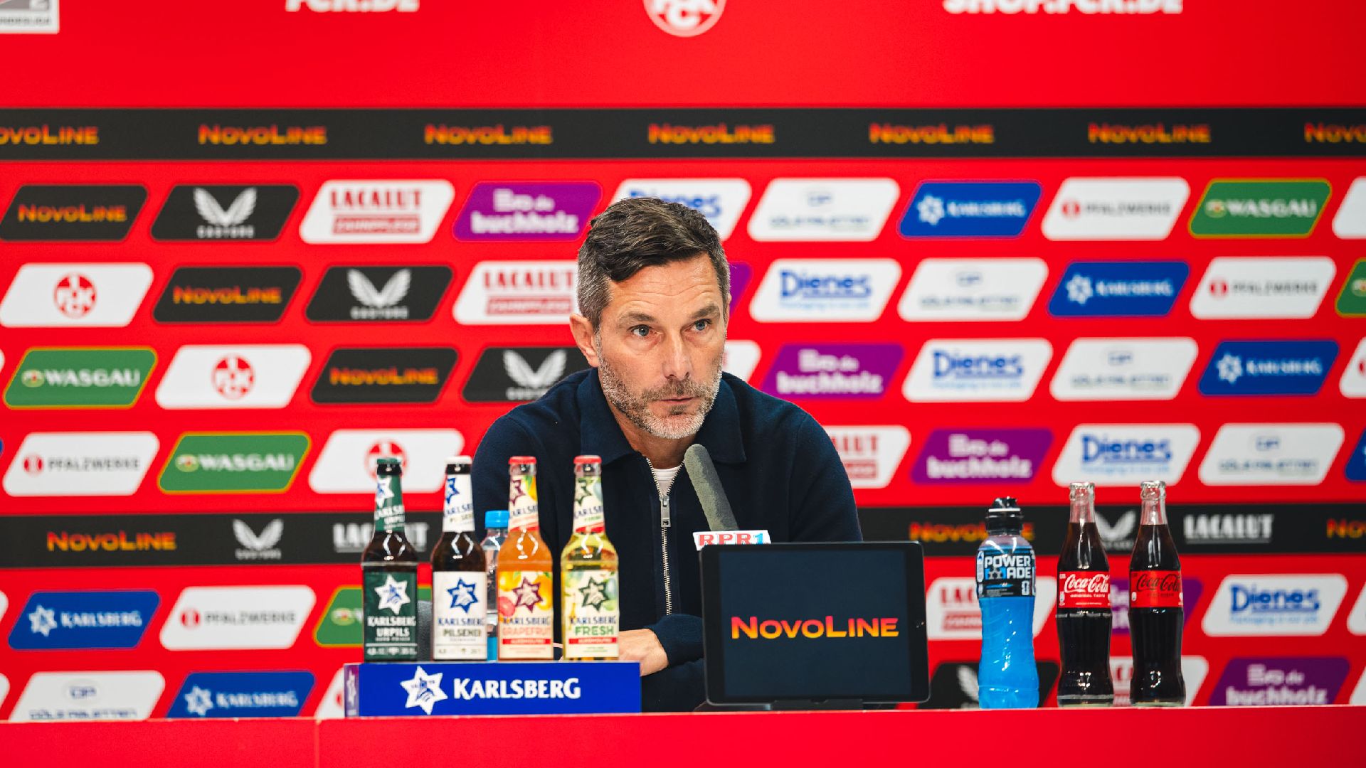 Stefan Leitl sitzt auf dem Podium.